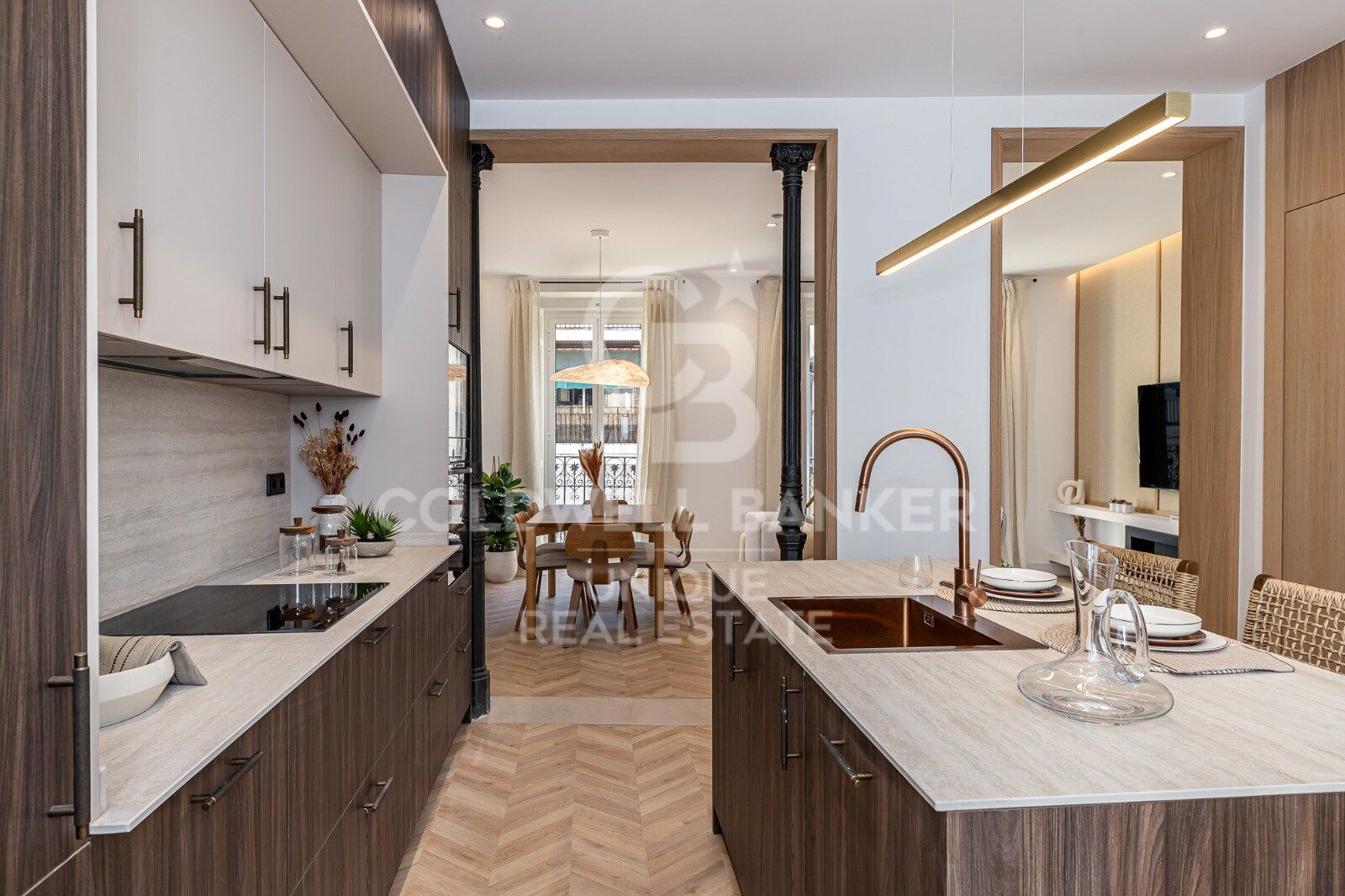 Renovated exterior apartment with balconies and parking in Justicia, Madrid