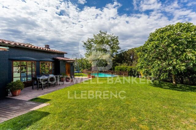 Wonderful rustic finca with a large garden and pool for sale in Vallvidrera