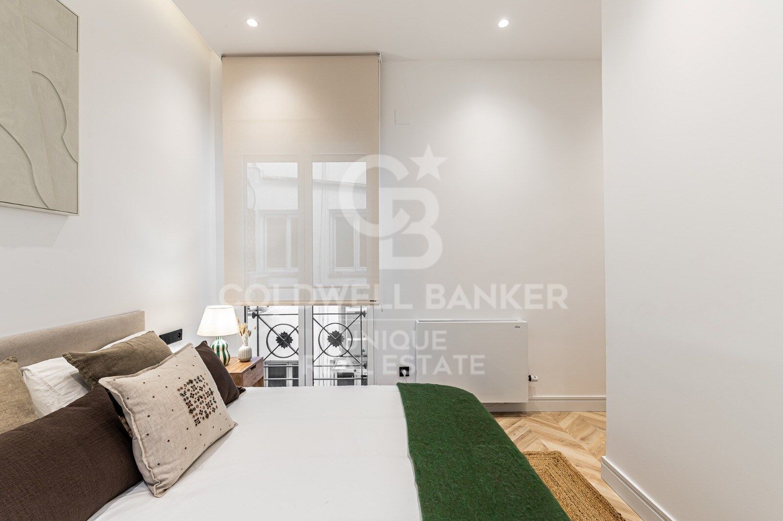 Renovated exterior apartment with balconies and parking in Justicia, Madrid