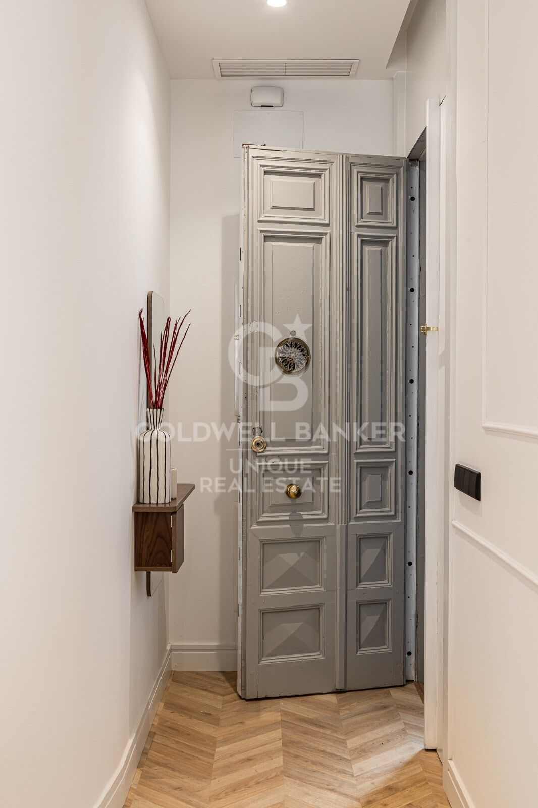 Renovated exterior apartment with balconies and parking in Justicia, Madrid