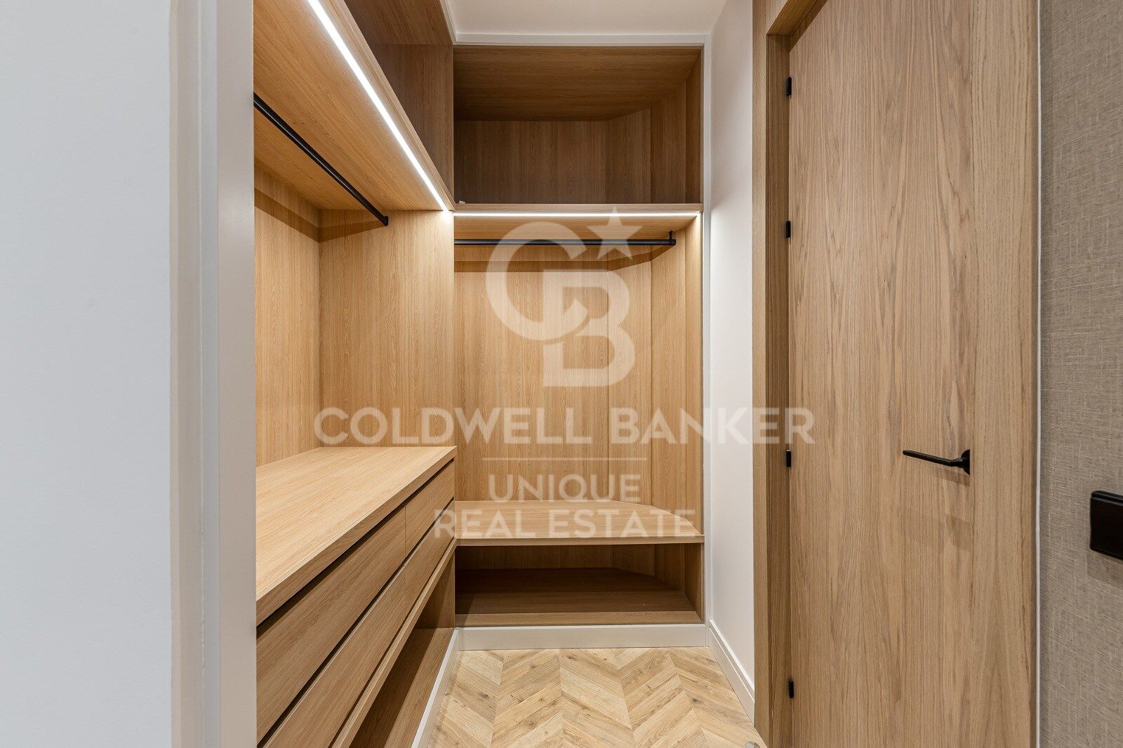 Renovated exterior apartment with balconies and parking in Justicia, Madrid