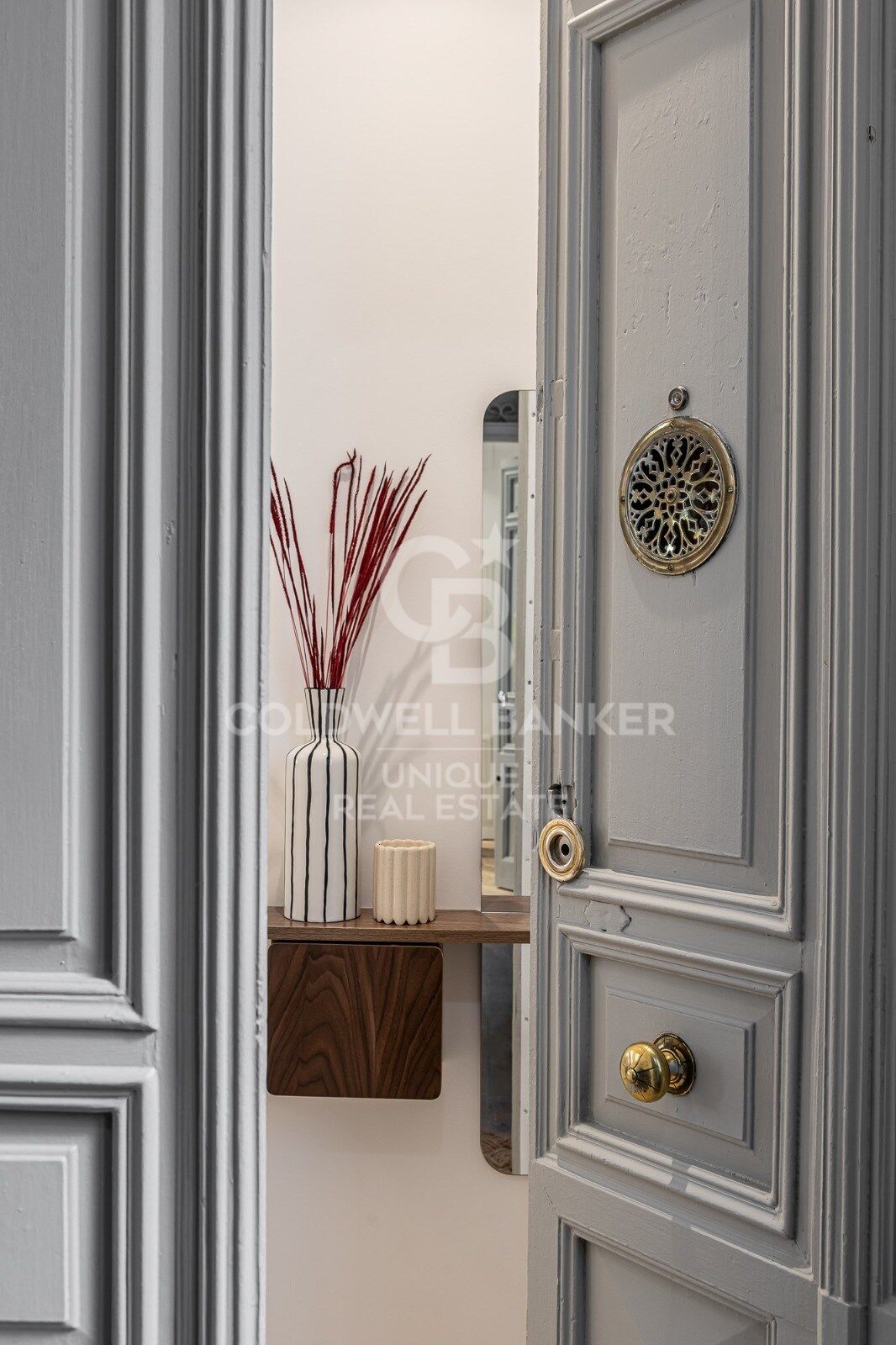 Renovated exterior apartment with balconies and parking in Justicia, Madrid