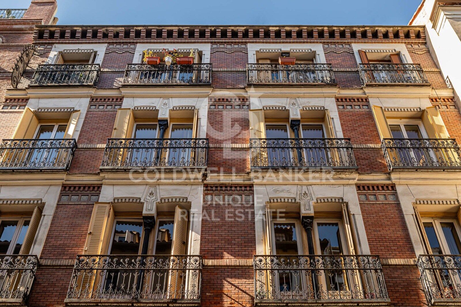 Renovated exterior apartment with balconies and parking in Justicia, Madrid