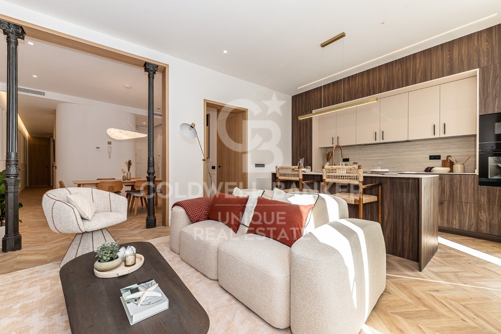 Renovated exterior apartment with balconies and parking in Justicia, Madrid