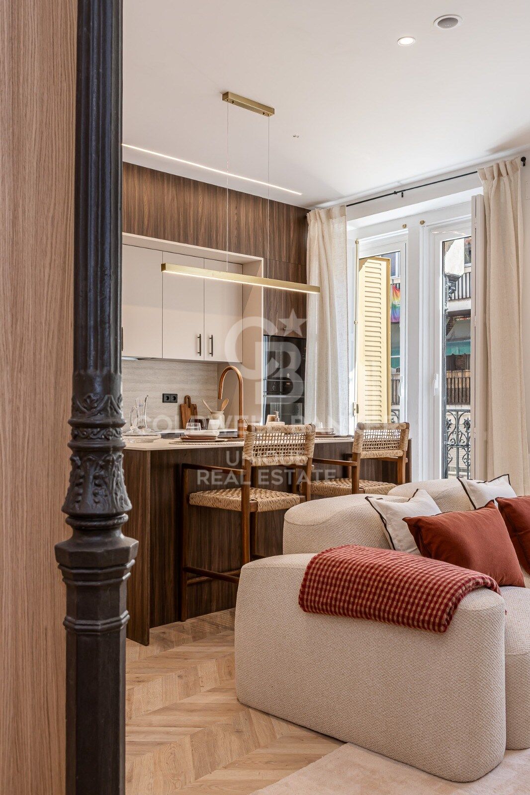 Renovated exterior apartment with balconies and parking in Justicia, Madrid