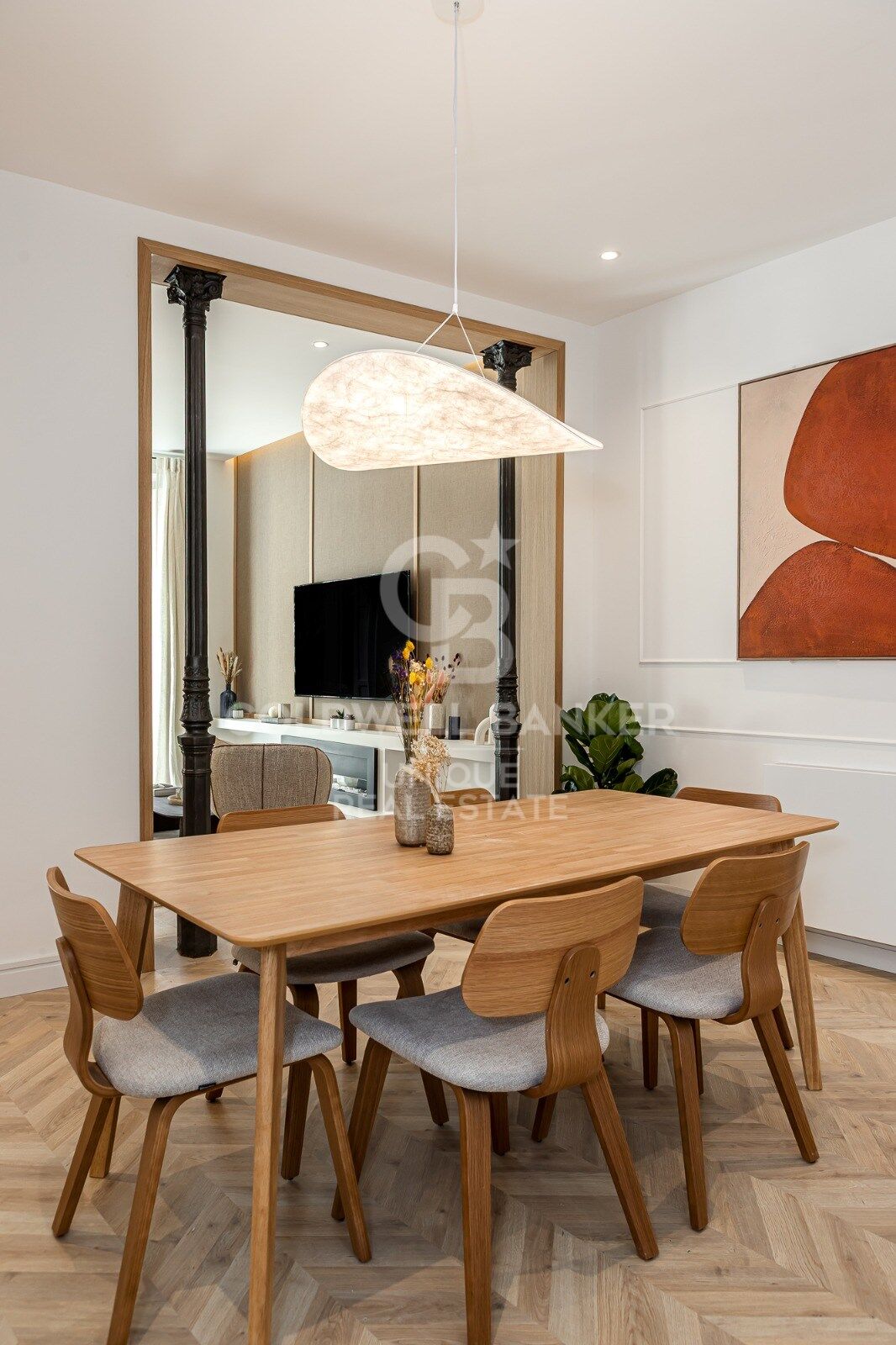 Renovated exterior apartment with balconies and parking in Justicia, Madrid