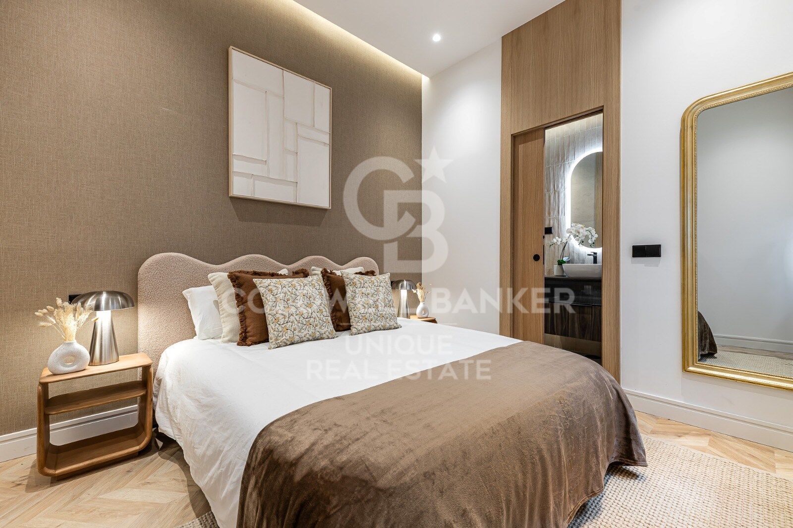 Renovated exterior apartment with balconies and parking in Justicia, Madrid