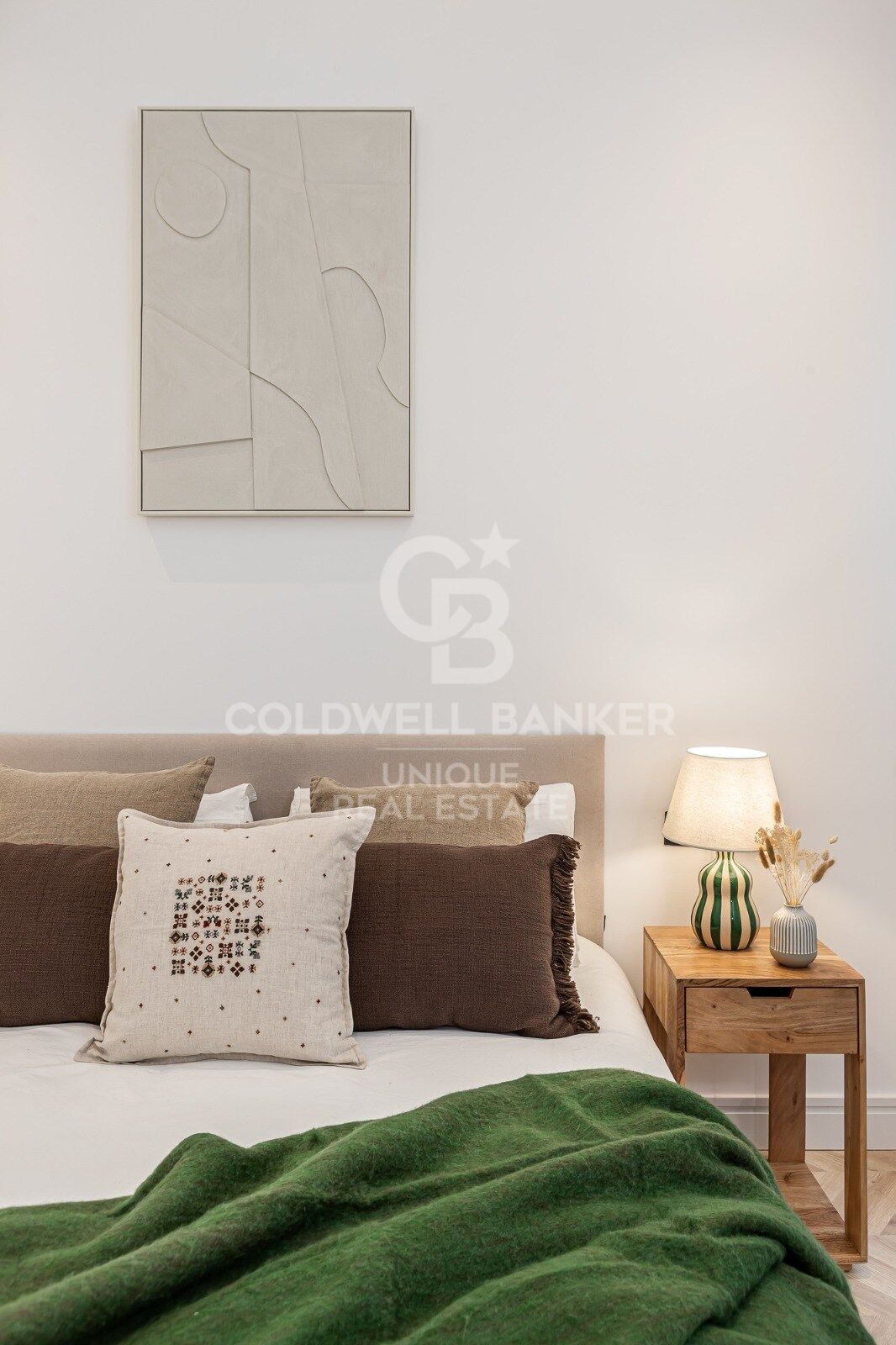 Renovated exterior apartment with balconies and parking in Justicia, Madrid