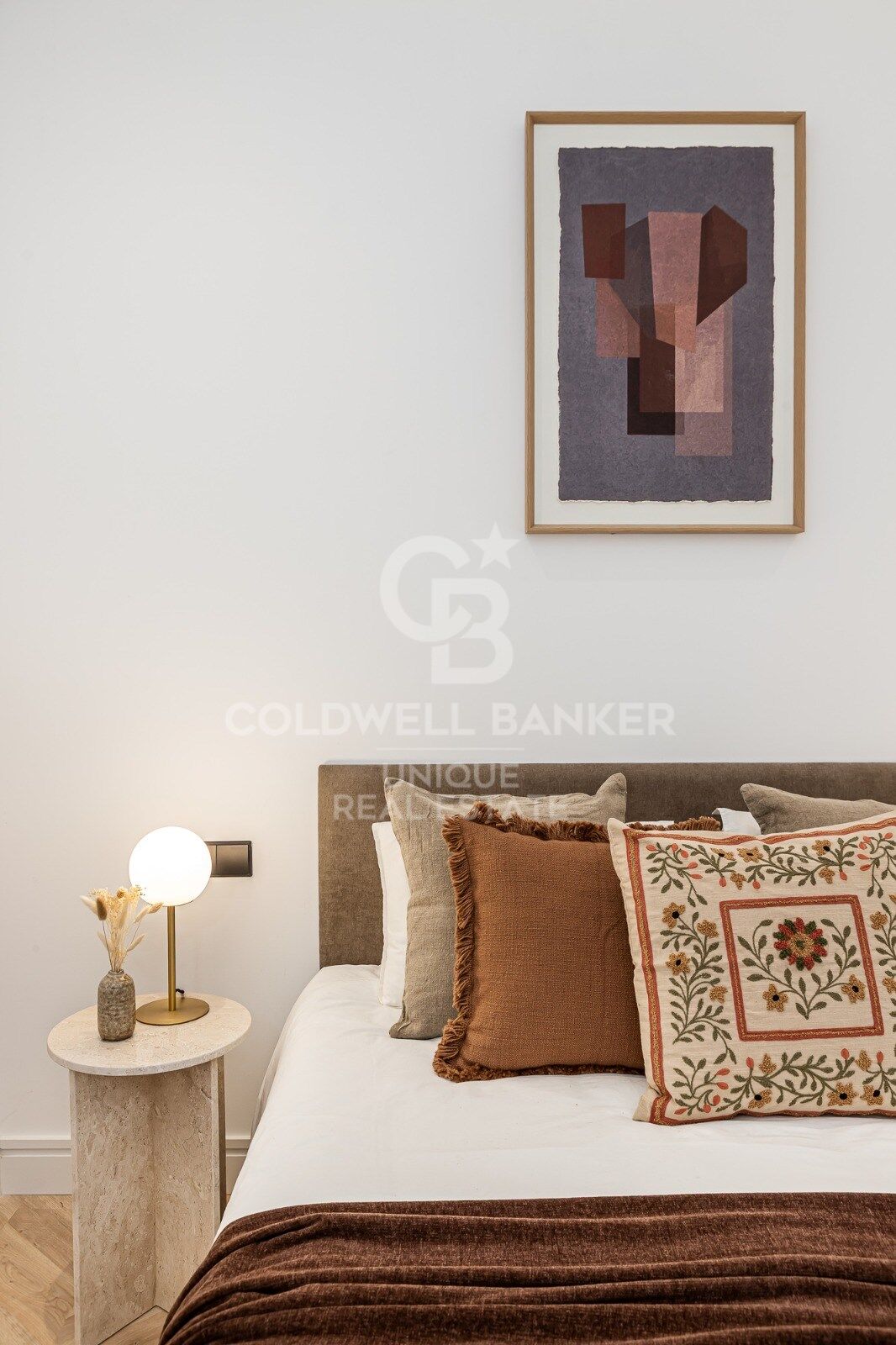 Renovated exterior apartment with balconies and parking in Justicia, Madrid