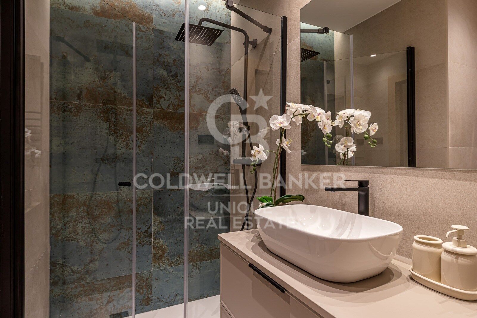 Renovated exterior apartment with balconies and parking in Justicia, Madrid