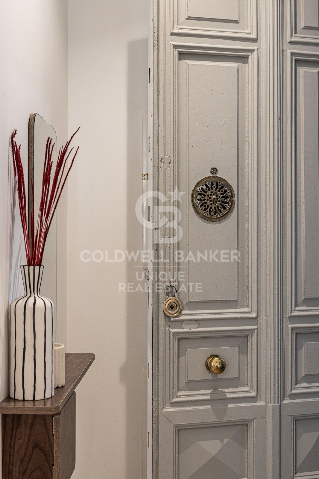 Renovated exterior apartment with balconies and parking in Justicia, Madrid