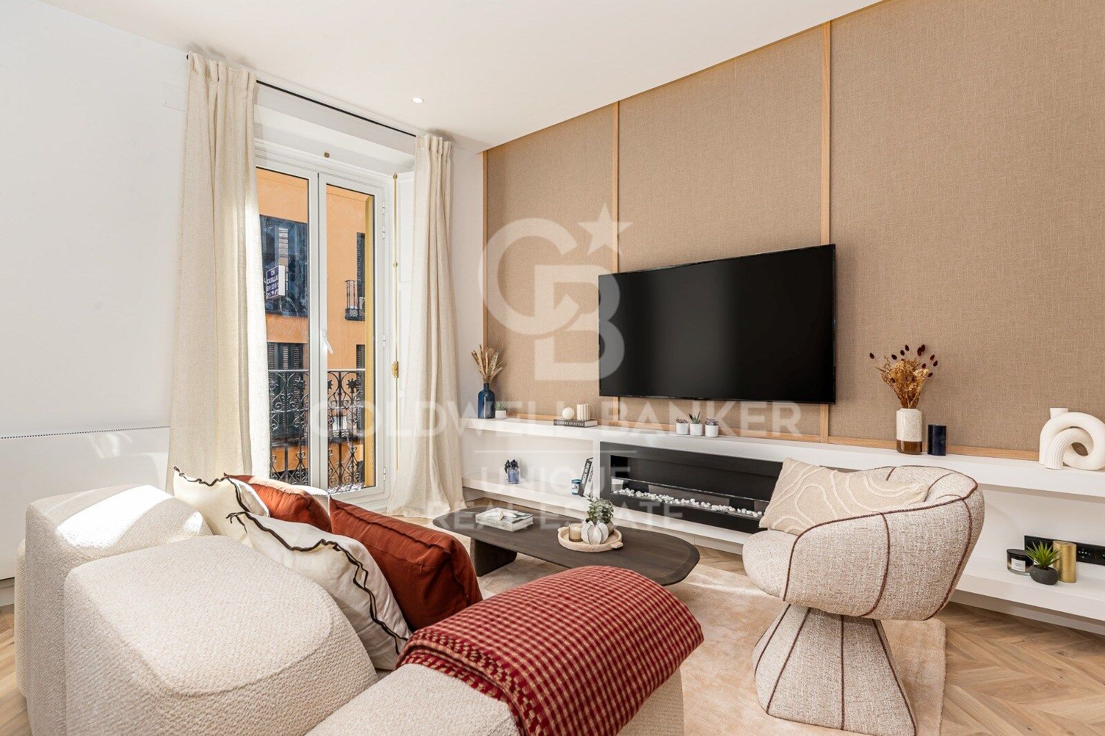 Renovated exterior apartment with balconies and parking in Justicia, Madrid