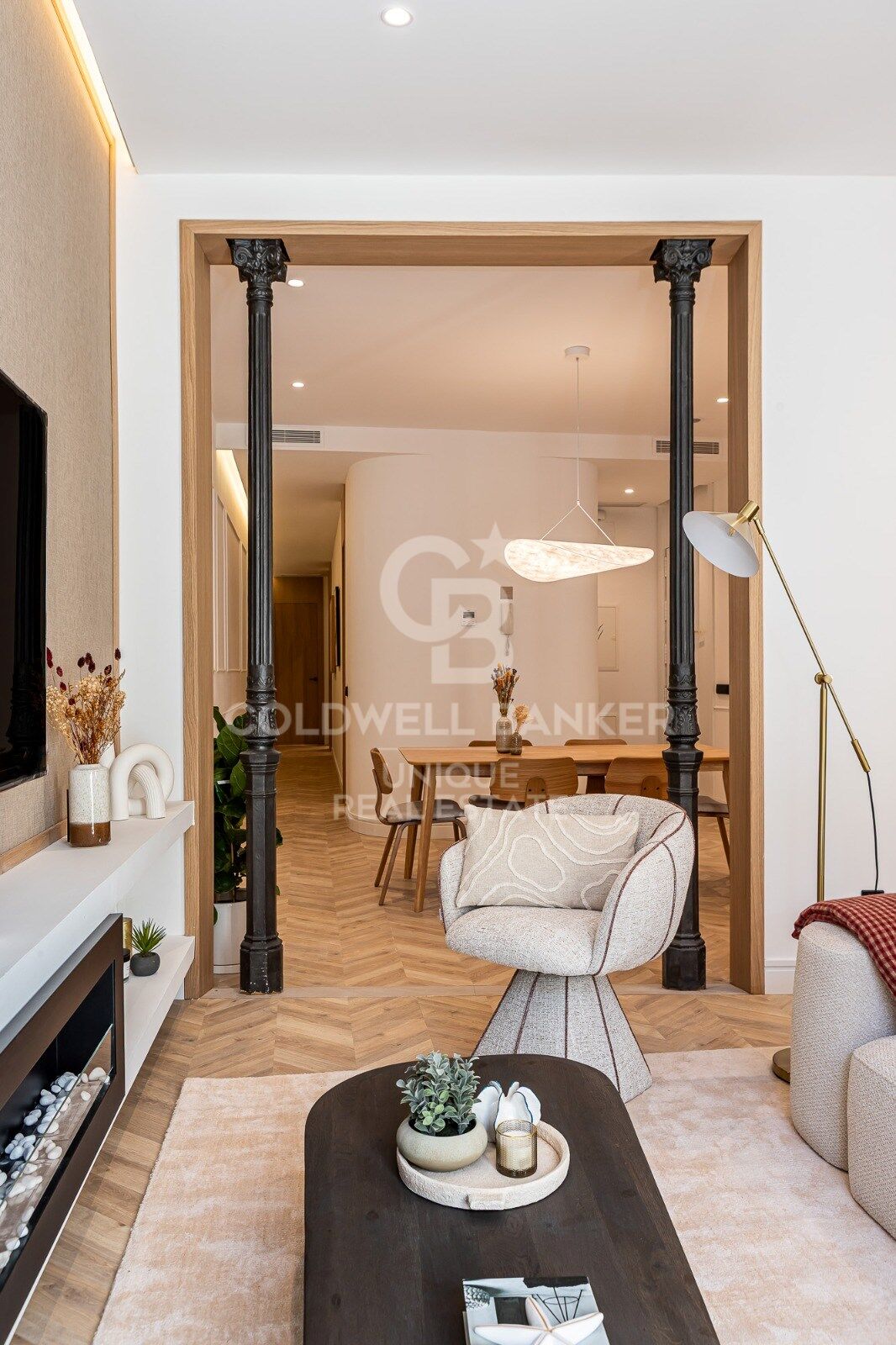 Renovated exterior apartment with balconies and parking in Justicia, Madrid