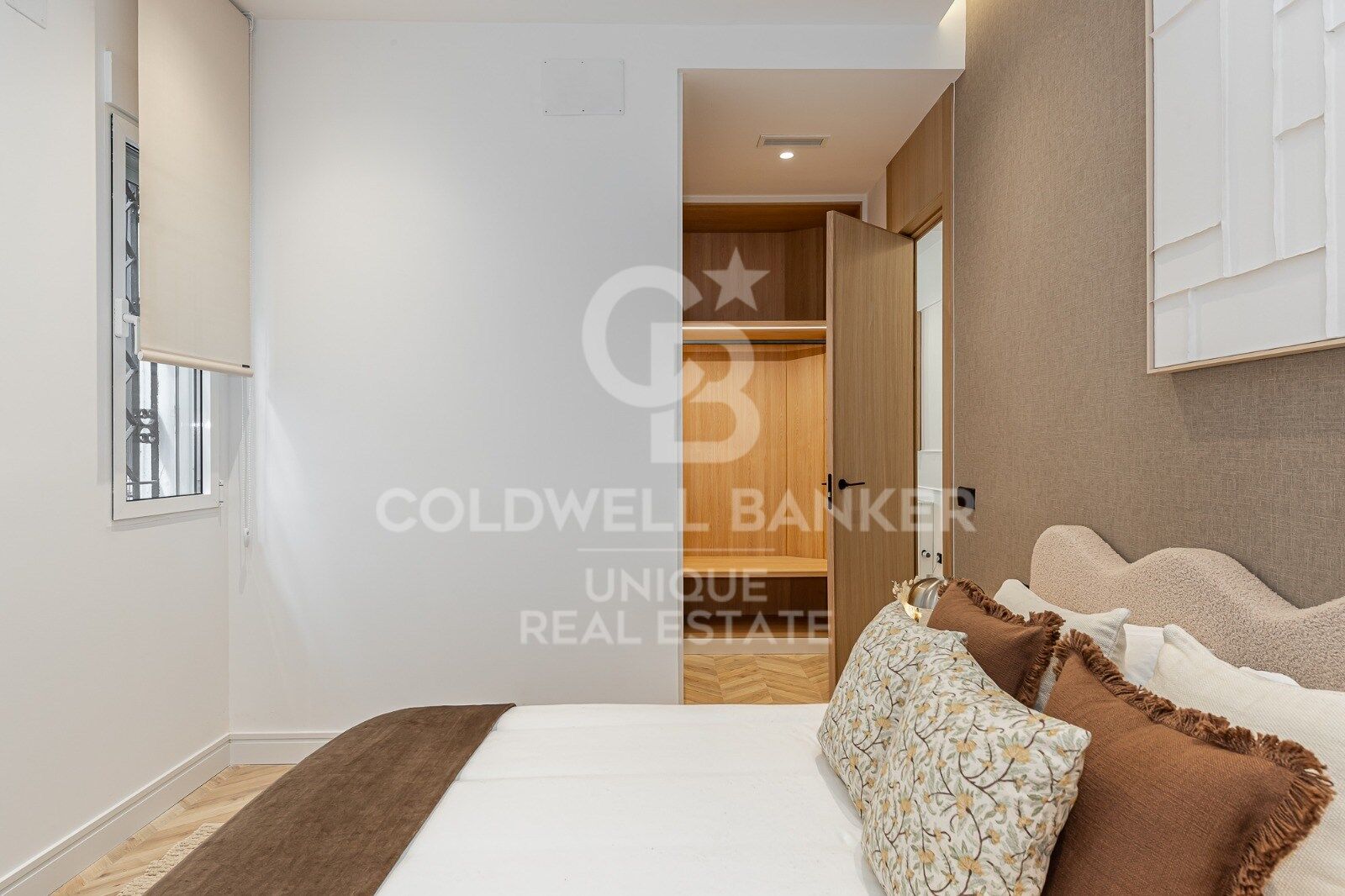 Renovated exterior apartment with balconies and parking in Justicia, Madrid