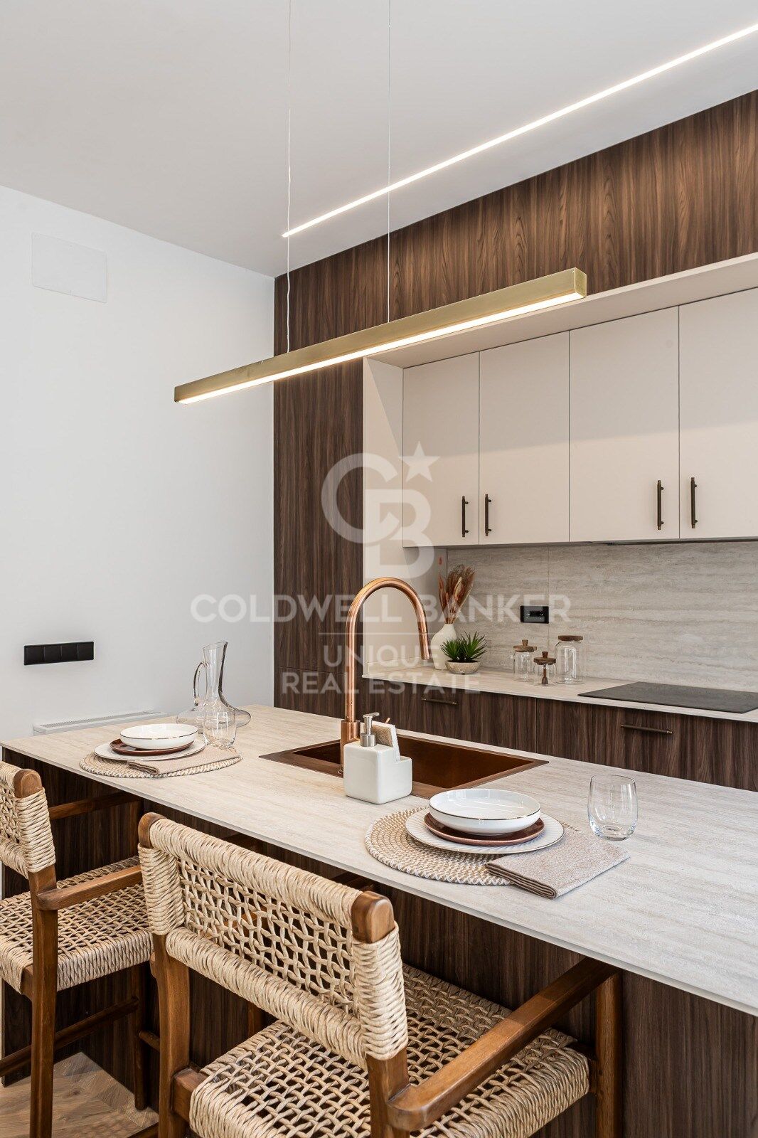 Renovated exterior apartment with balconies and parking in Justicia, Madrid