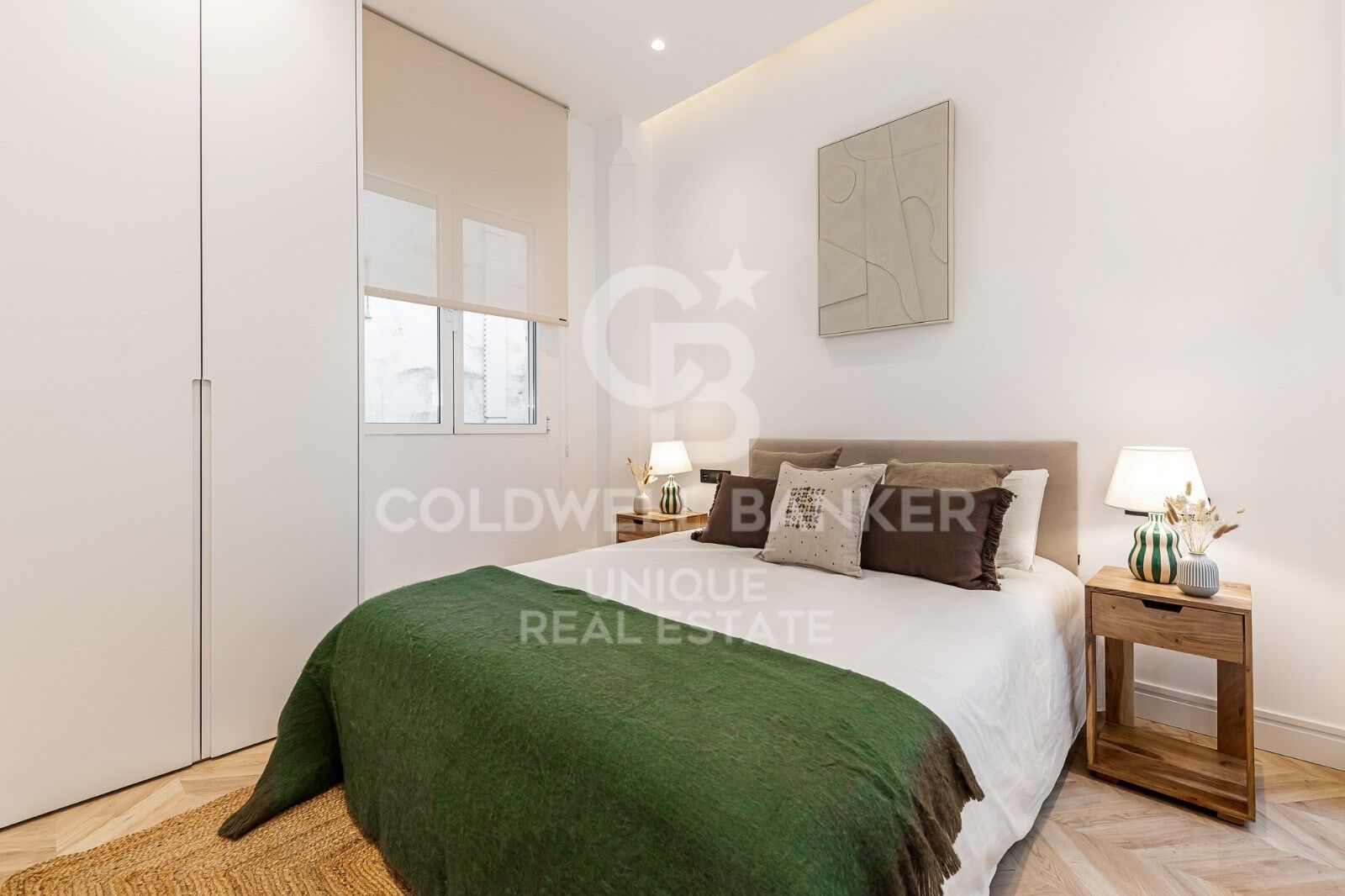 Renovated exterior apartment with balconies and parking in Justicia, Madrid