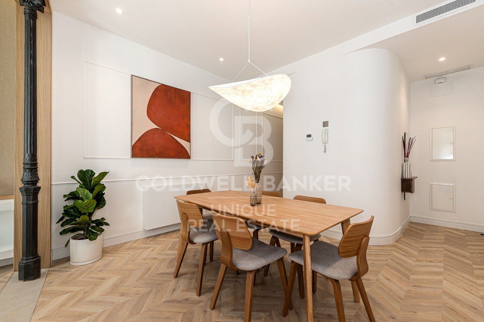 Renovated exterior apartment with balconies and parking in Justicia, Madrid