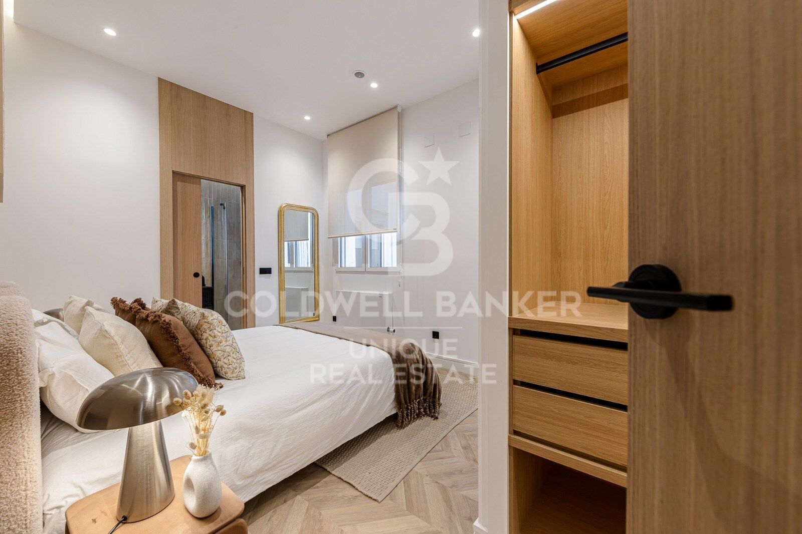 Renovated exterior apartment with balconies and parking in Justicia, Madrid