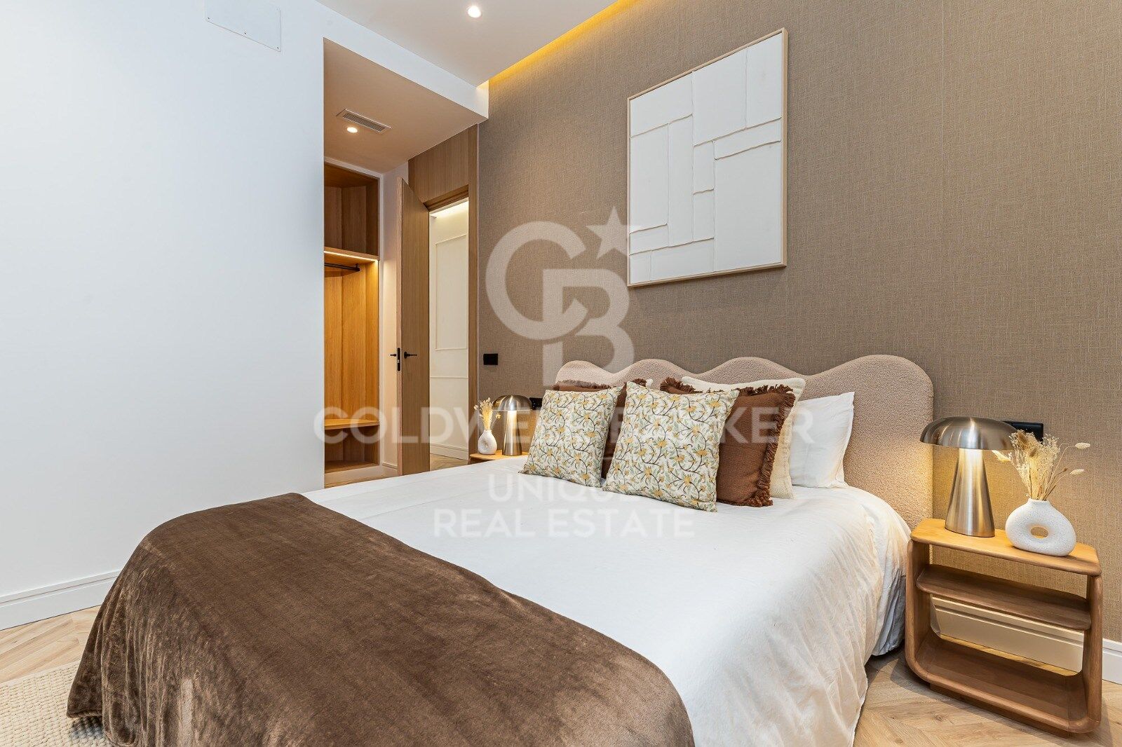 Renovated exterior apartment with balconies and parking in Justicia, Madrid
