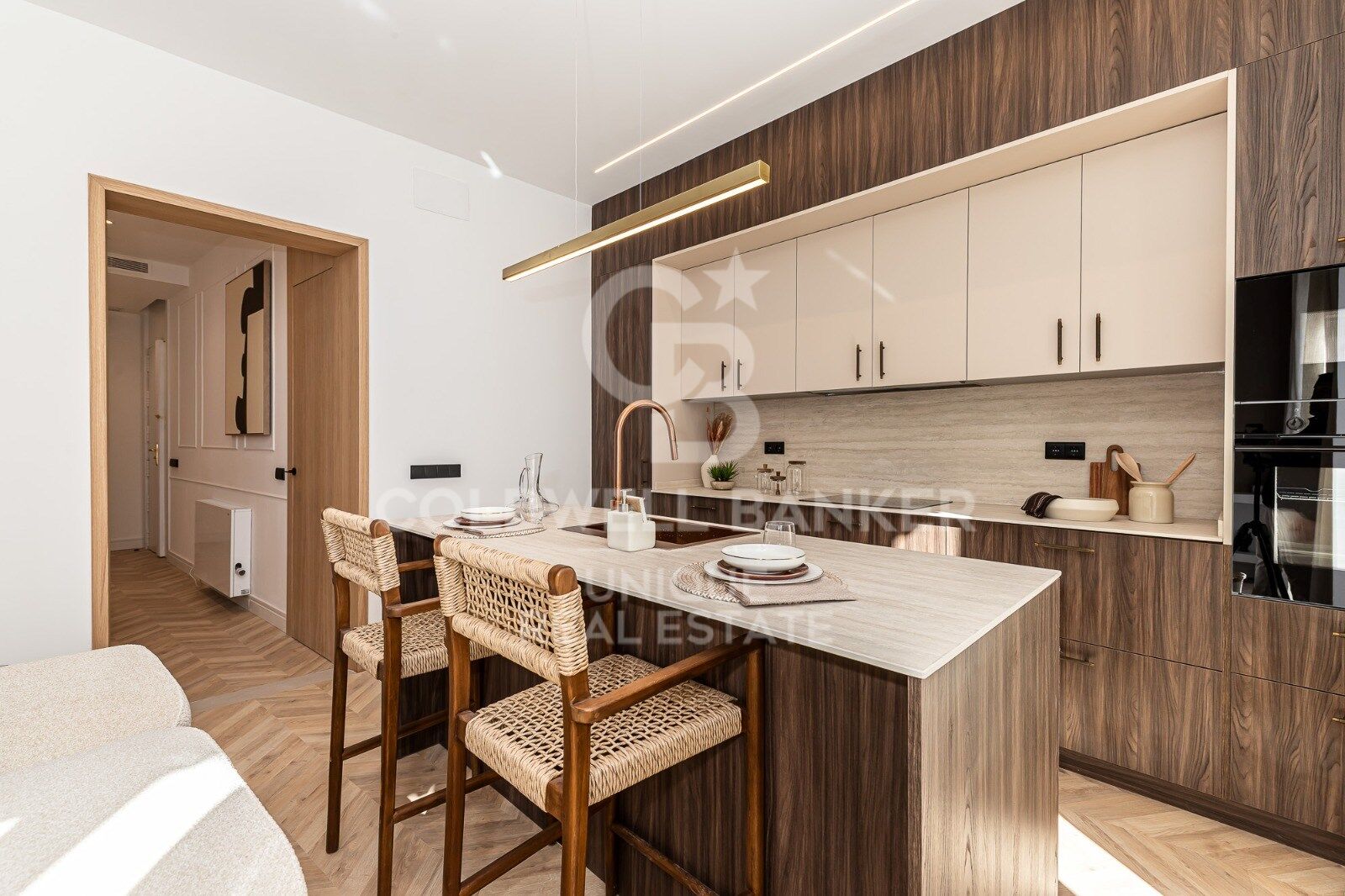 Renovated exterior apartment with balconies and parking in Justicia, Madrid