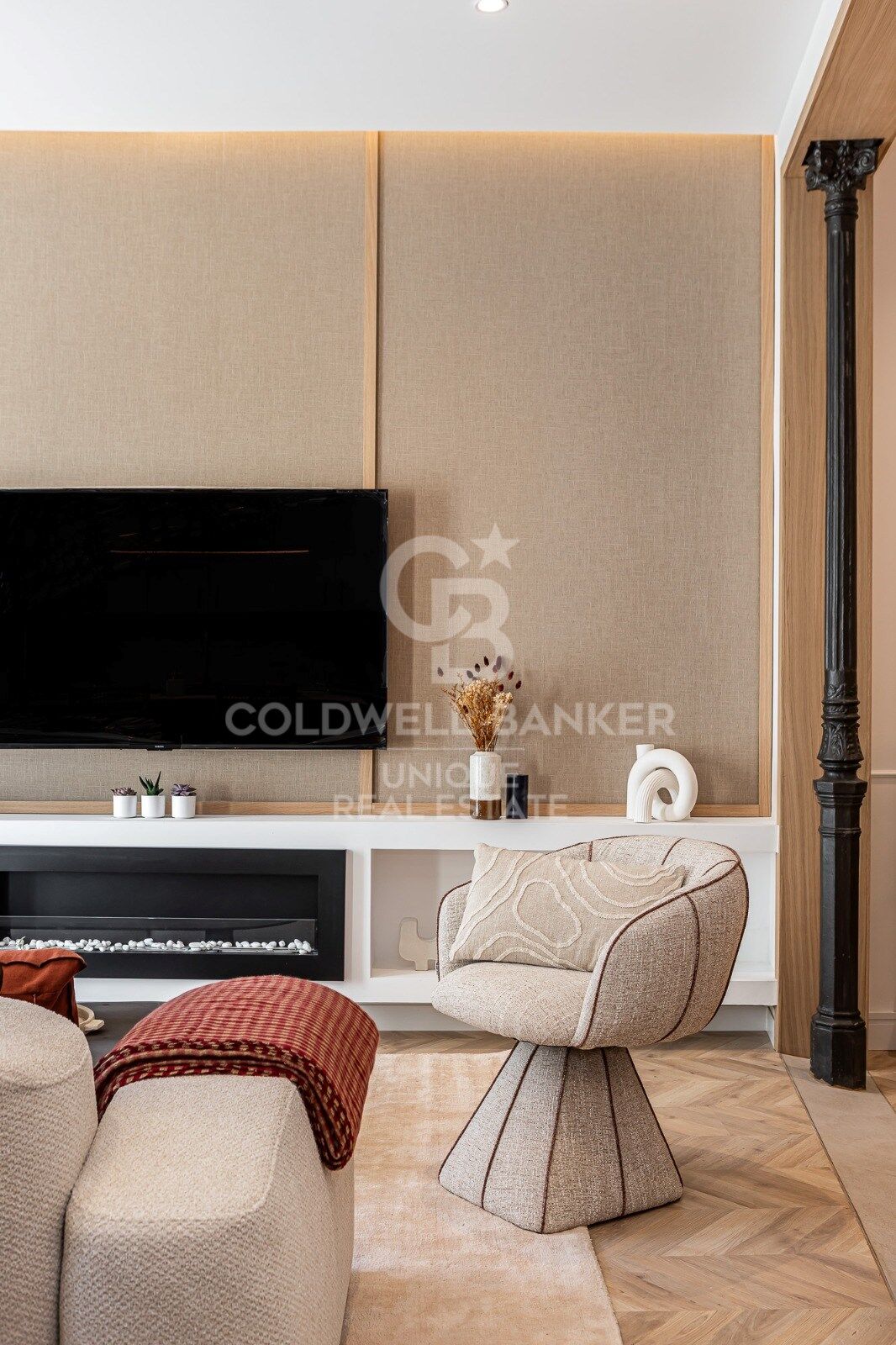 Renovated exterior apartment with balconies and parking in Justicia, Madrid