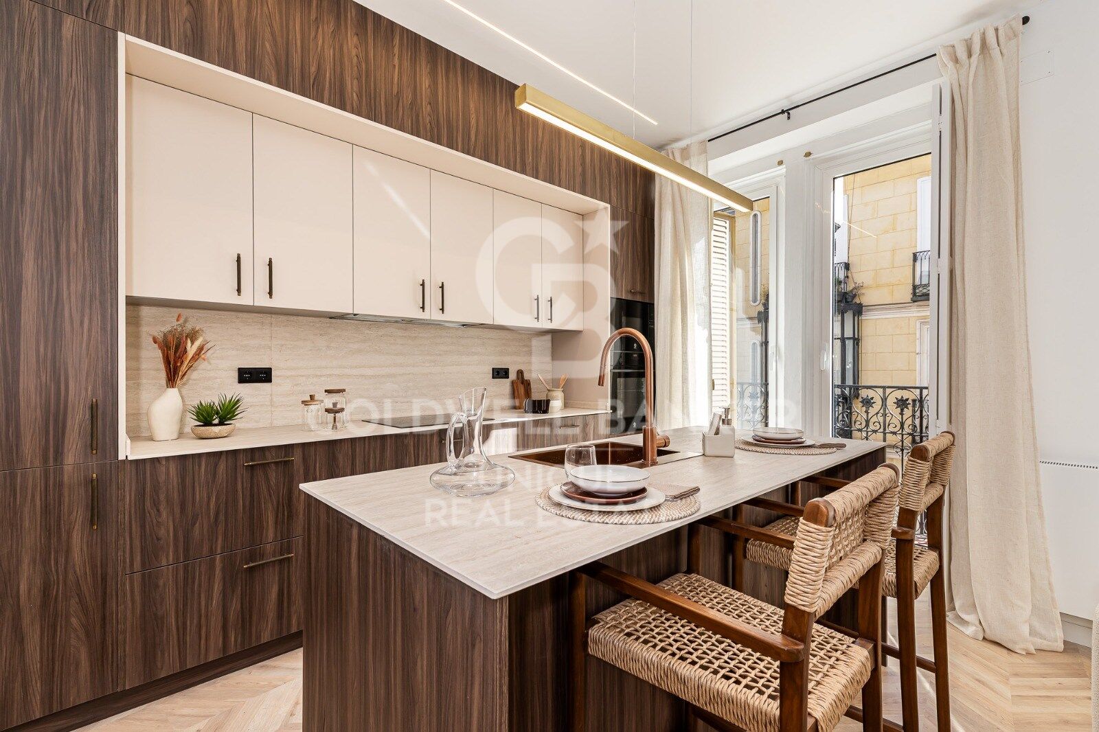 Renovated exterior apartment with balconies and parking in Justicia, Madrid