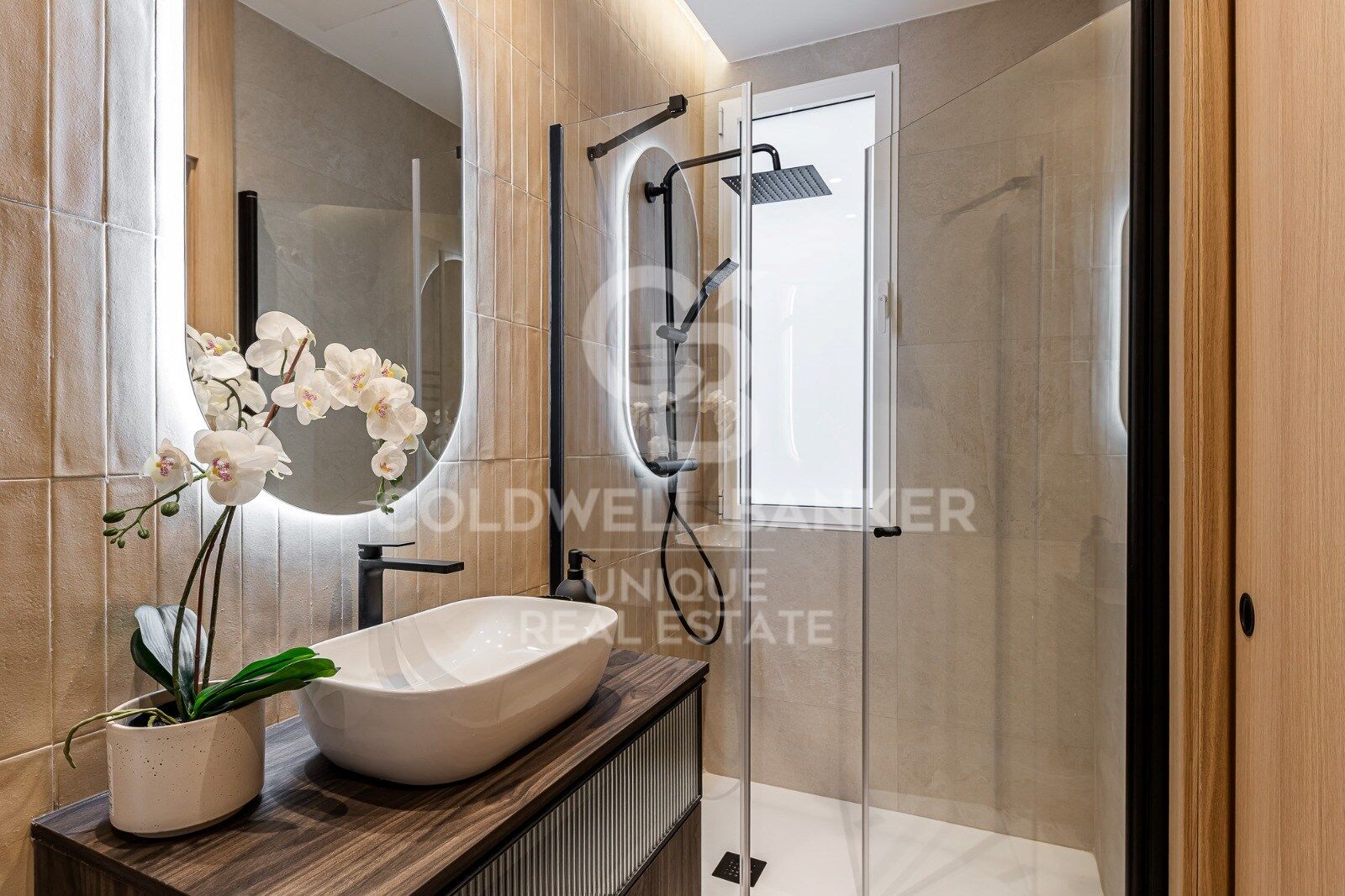 Renovated exterior apartment with balconies and parking in Justicia, Madrid
