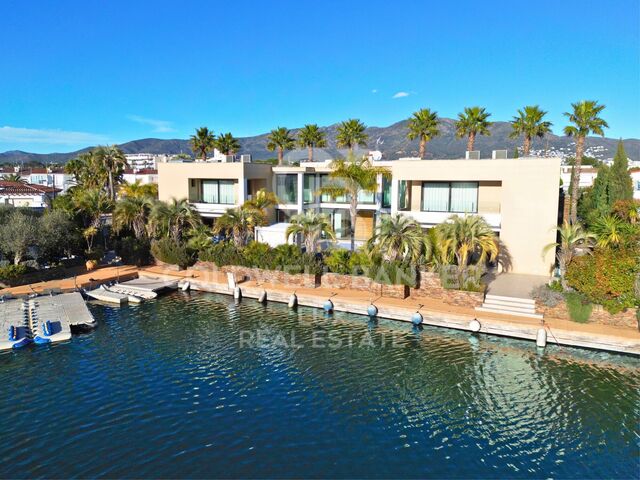 Villa con amarre de 28m en Santa Margarita, Roses, Costa Brava