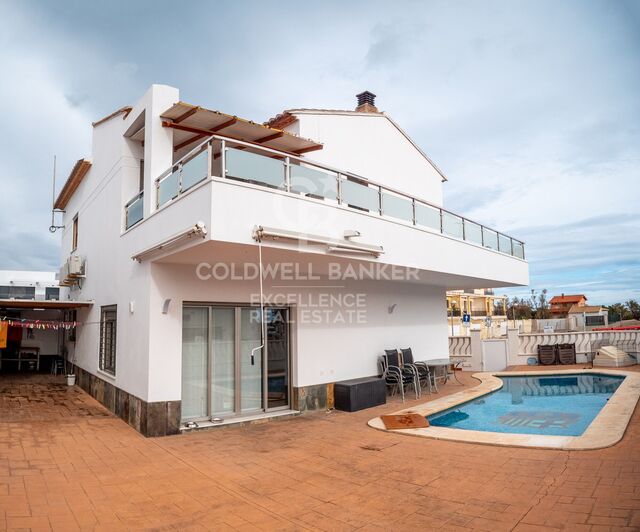 Chalet exclusivo con piscina a 50 m del mar en Avenida Bancals, Oliva