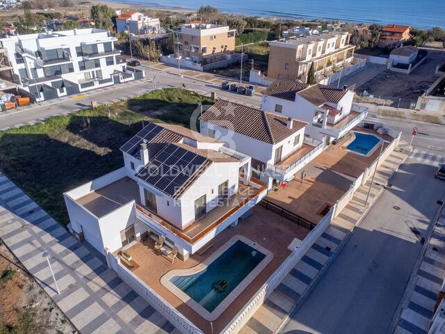 Exclusivo chalet con piscina a 50 metros del mar en Playa Terranova, Oliva