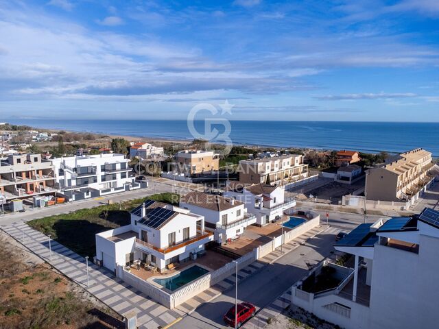 Exclusivo chalet con piscina a 50 metros del mar en Playa Terranova, Oliva.