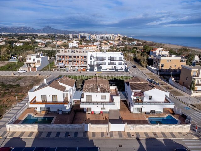 Chalet unifamiliar exclusivo junto al mar en Playa Terranova, Oliva