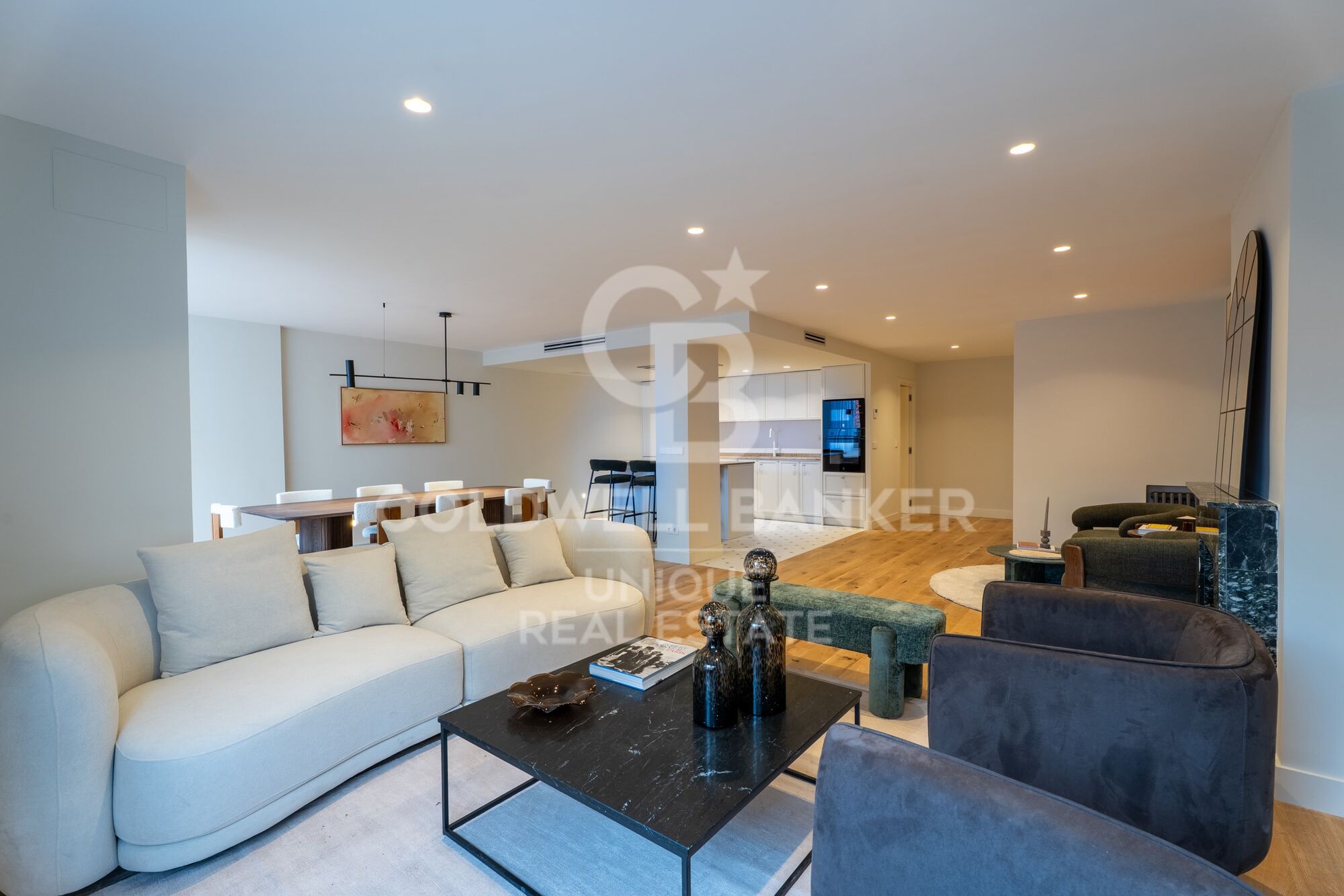 Renovated exterior apartment with parking space and storage room in Castellana, Madrid