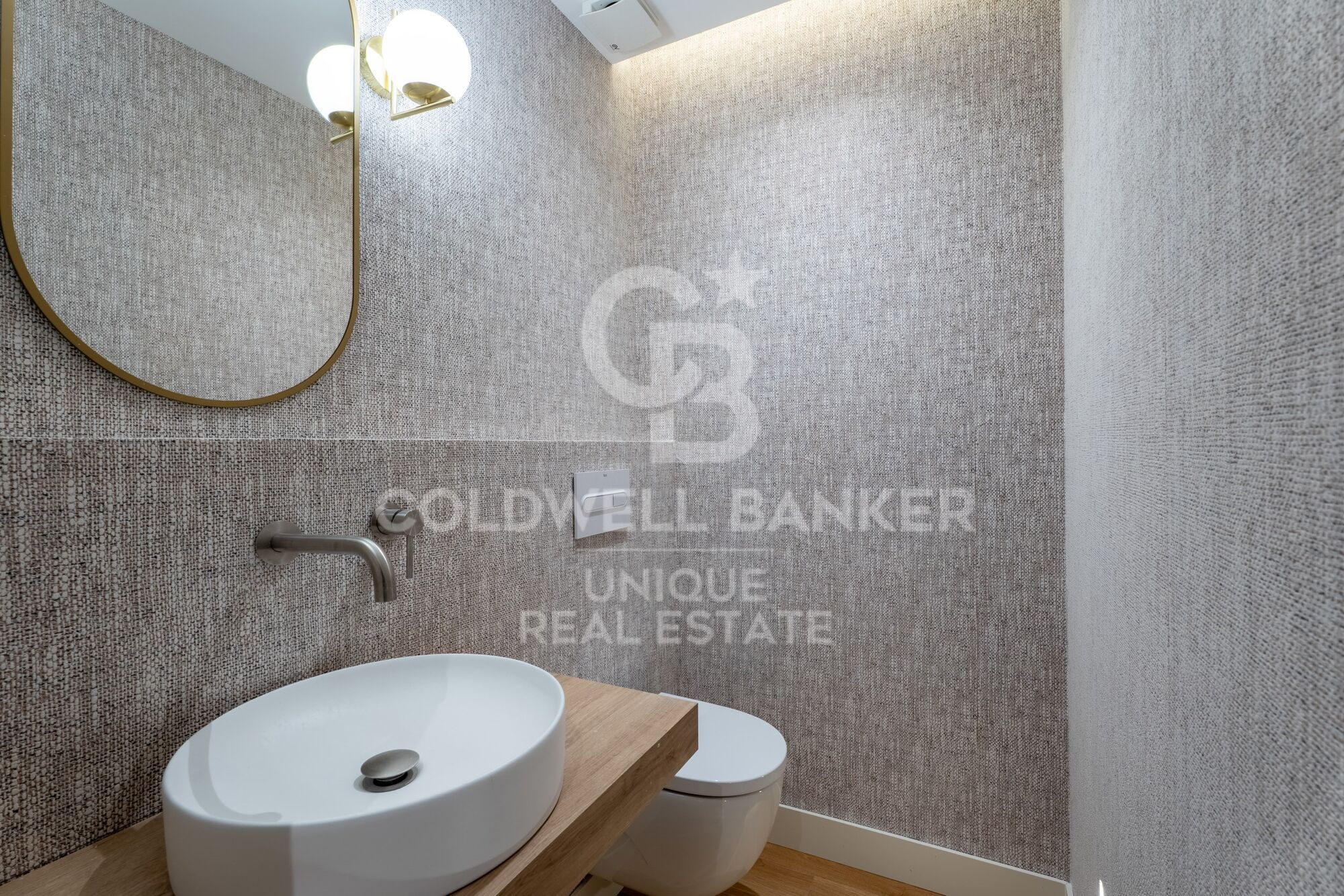 Renovated exterior apartment with parking space and storage room in Castellana, Madrid