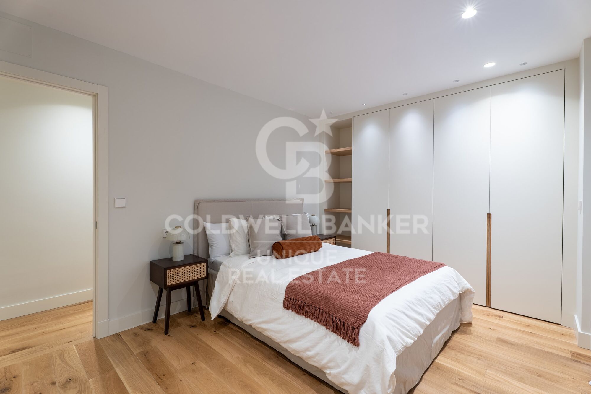 Renovated exterior apartment with parking space and storage room in Castellana, Madrid