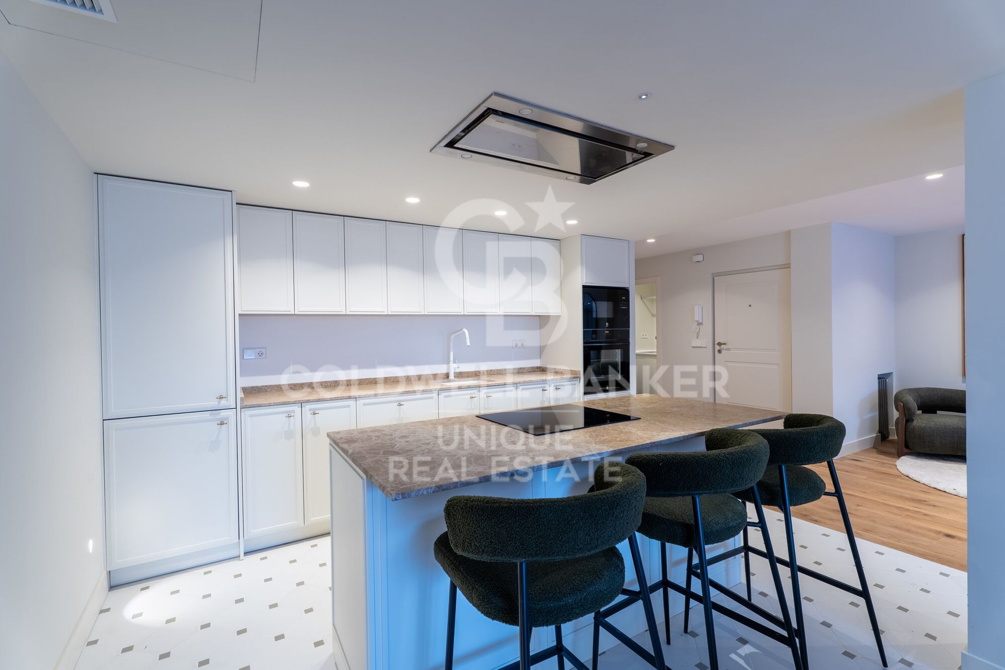 Renovated exterior apartment with parking space and storage room in Castellana, Madrid