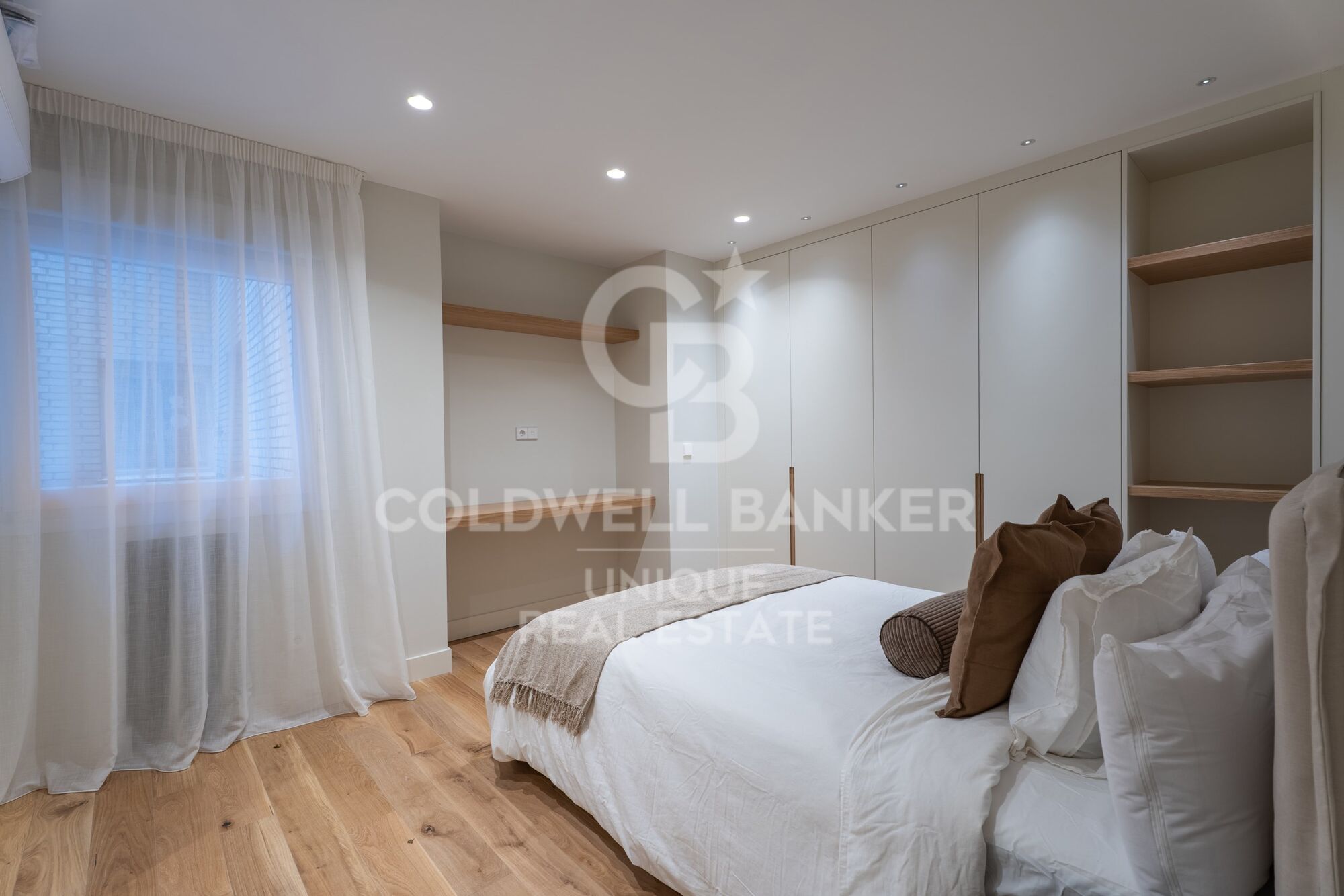 Renovated exterior apartment with parking space and storage room in Castellana, Madrid
