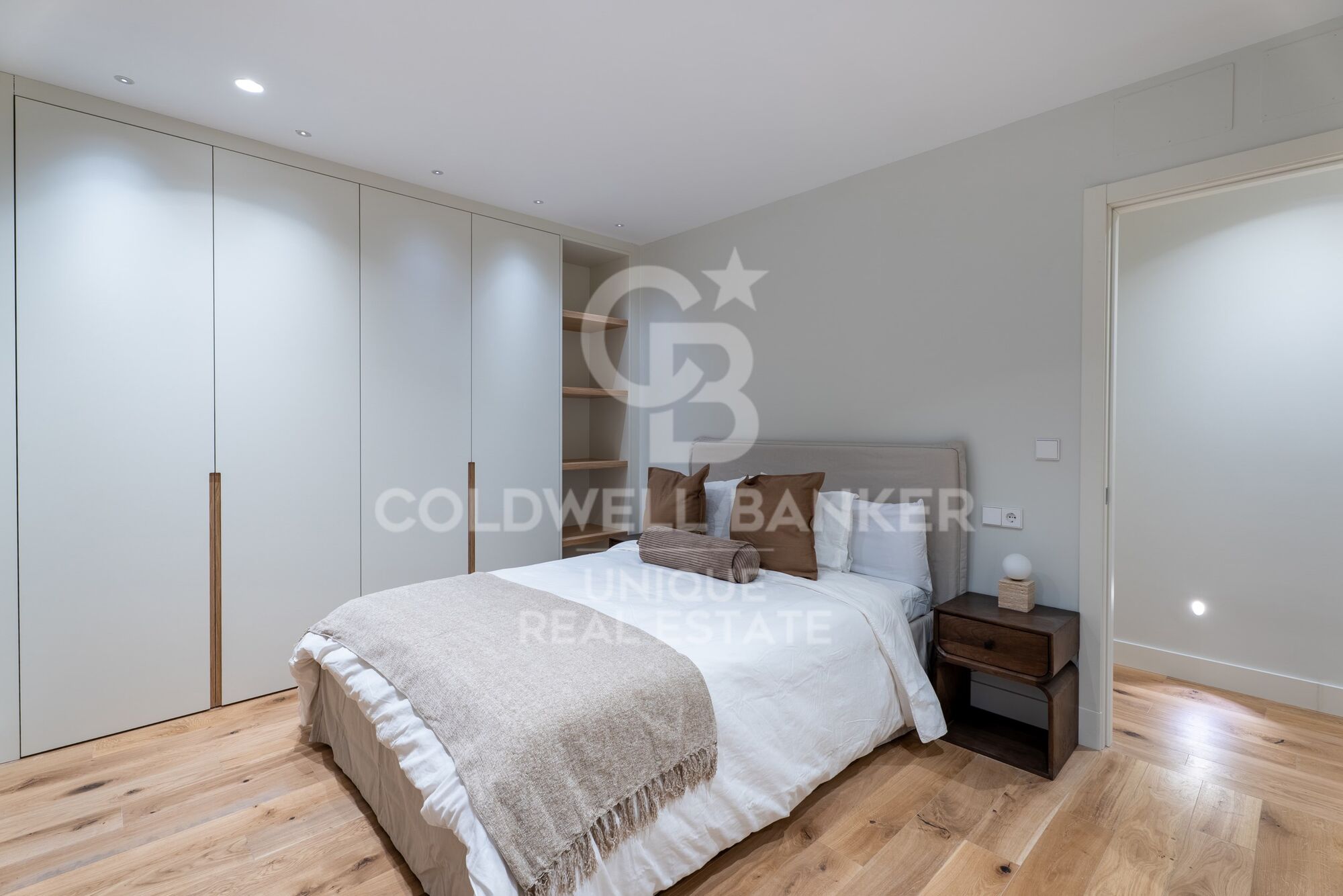 Renovated exterior apartment with parking space and storage room in Castellana, Madrid