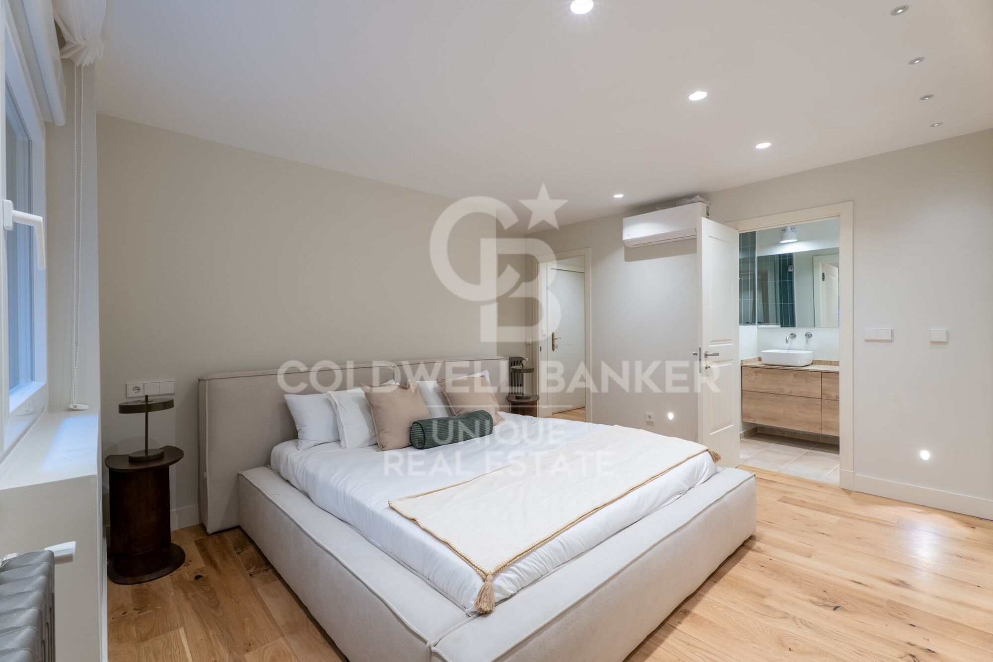 Renovated exterior apartment with parking space and storage room in Castellana, Madrid