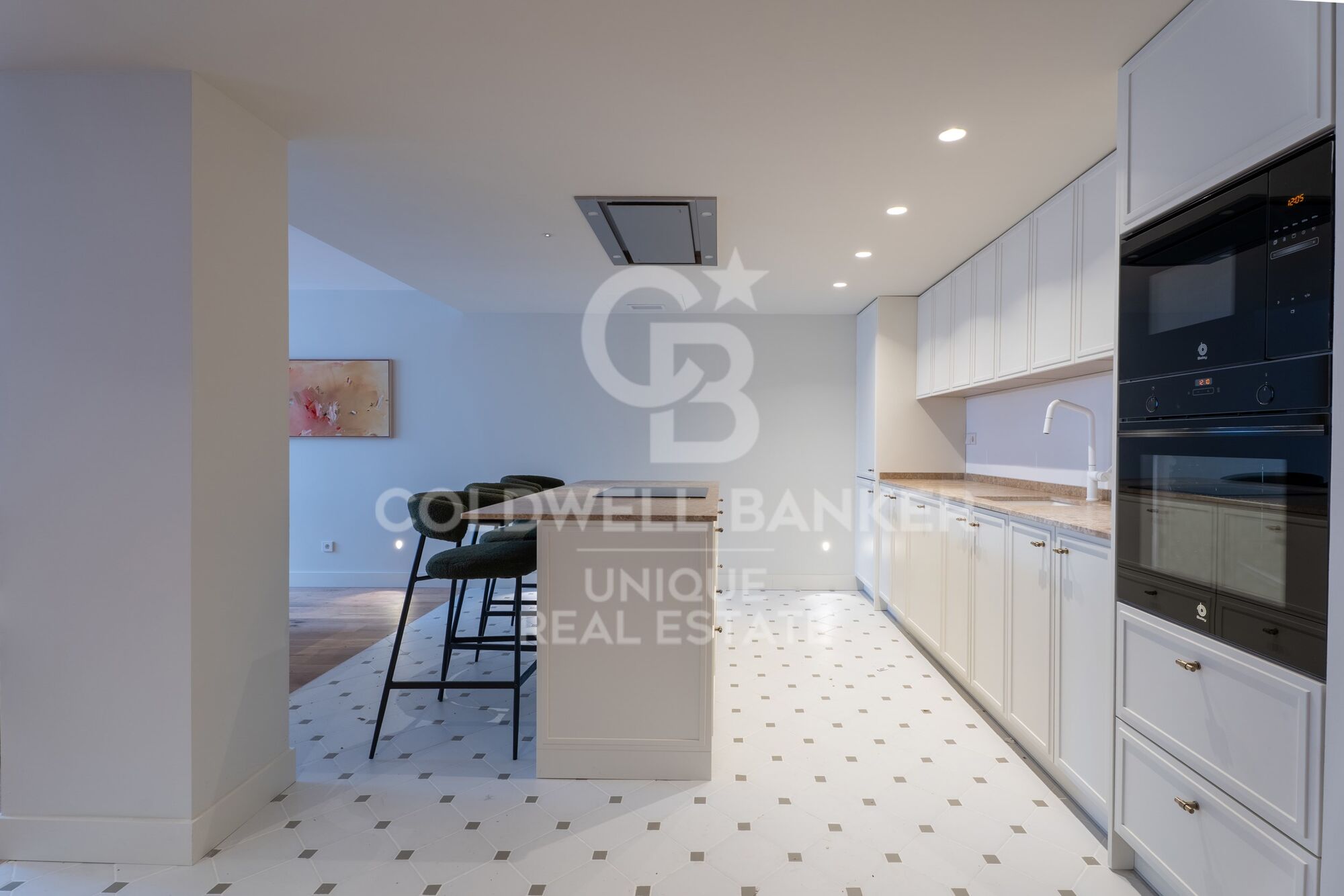 Renovated exterior apartment with parking space and storage room in Castellana, Madrid
