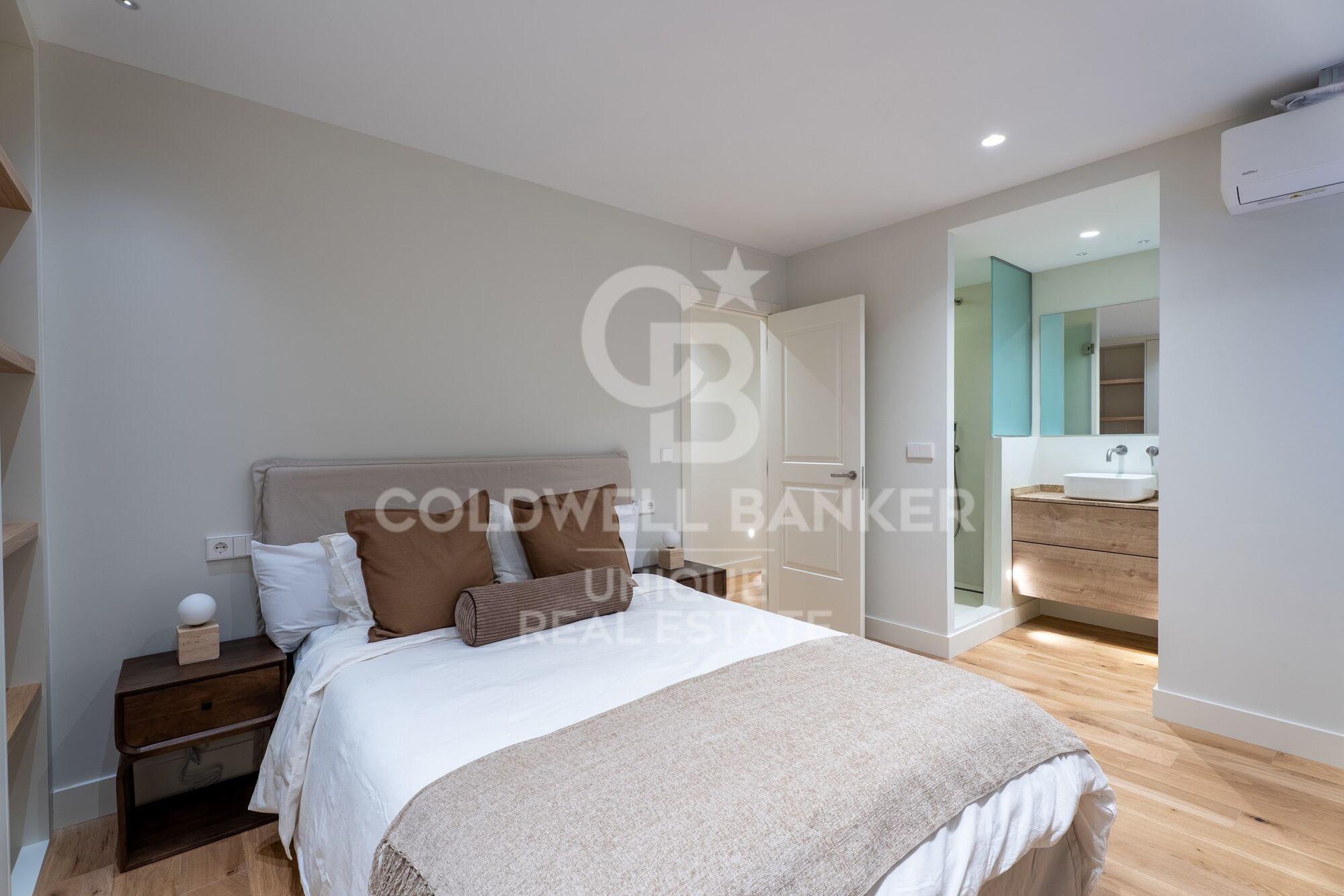 Renovated exterior apartment with parking space and storage room in Castellana, Madrid