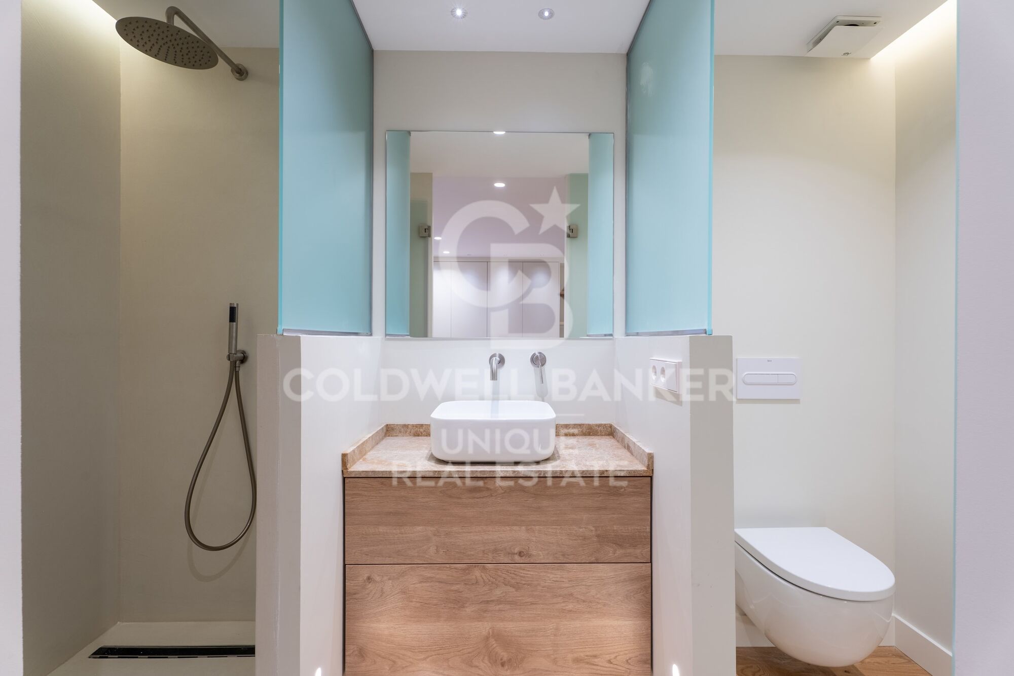 Renovated exterior apartment with parking space and storage room in Castellana, Madrid