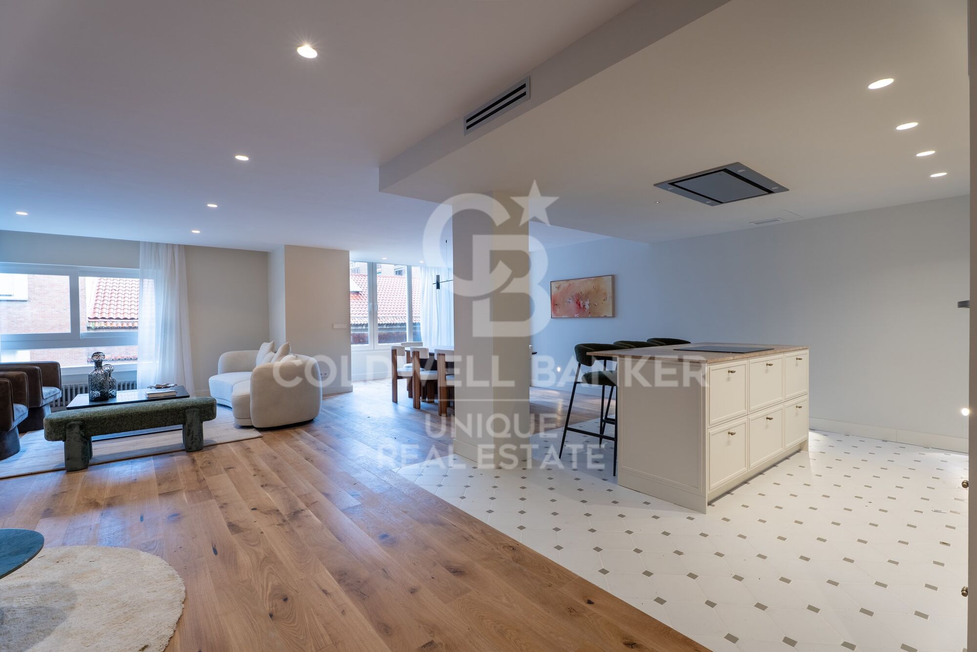 Renovated exterior apartment with parking space and storage room in Castellana, Madrid
