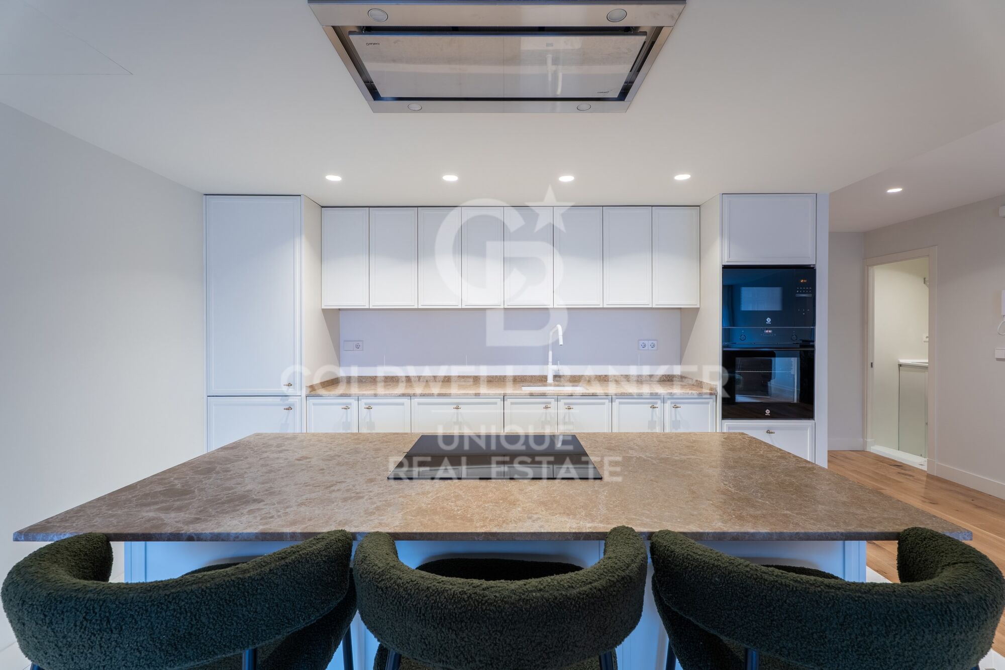 Renovated exterior apartment with parking space and storage room in Castellana, Madrid