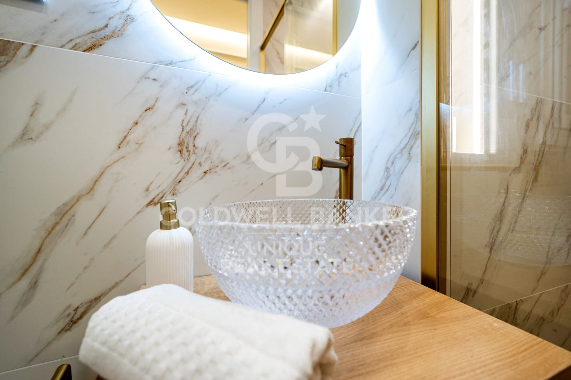 Renovated exterior flat in Castellana, Madrid