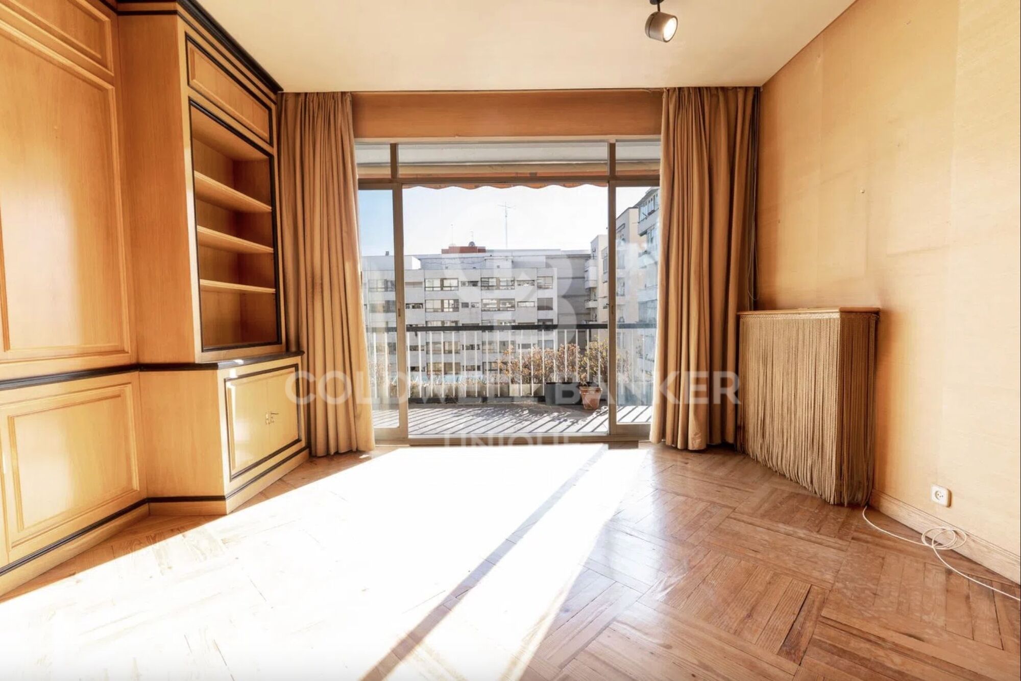Four-bedroom apartment with terrace for renovation in Almagro, Madrid.