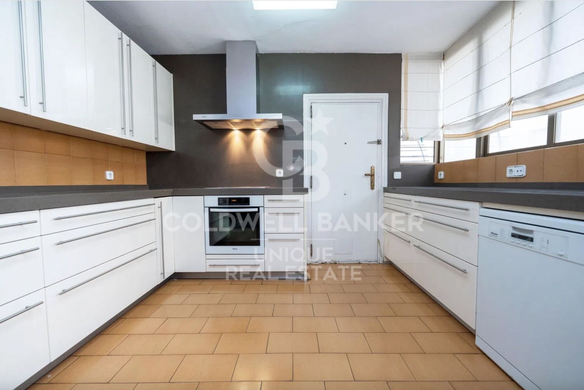 Four-bedroom apartment with terrace for renovation in Almagro, Madrid.