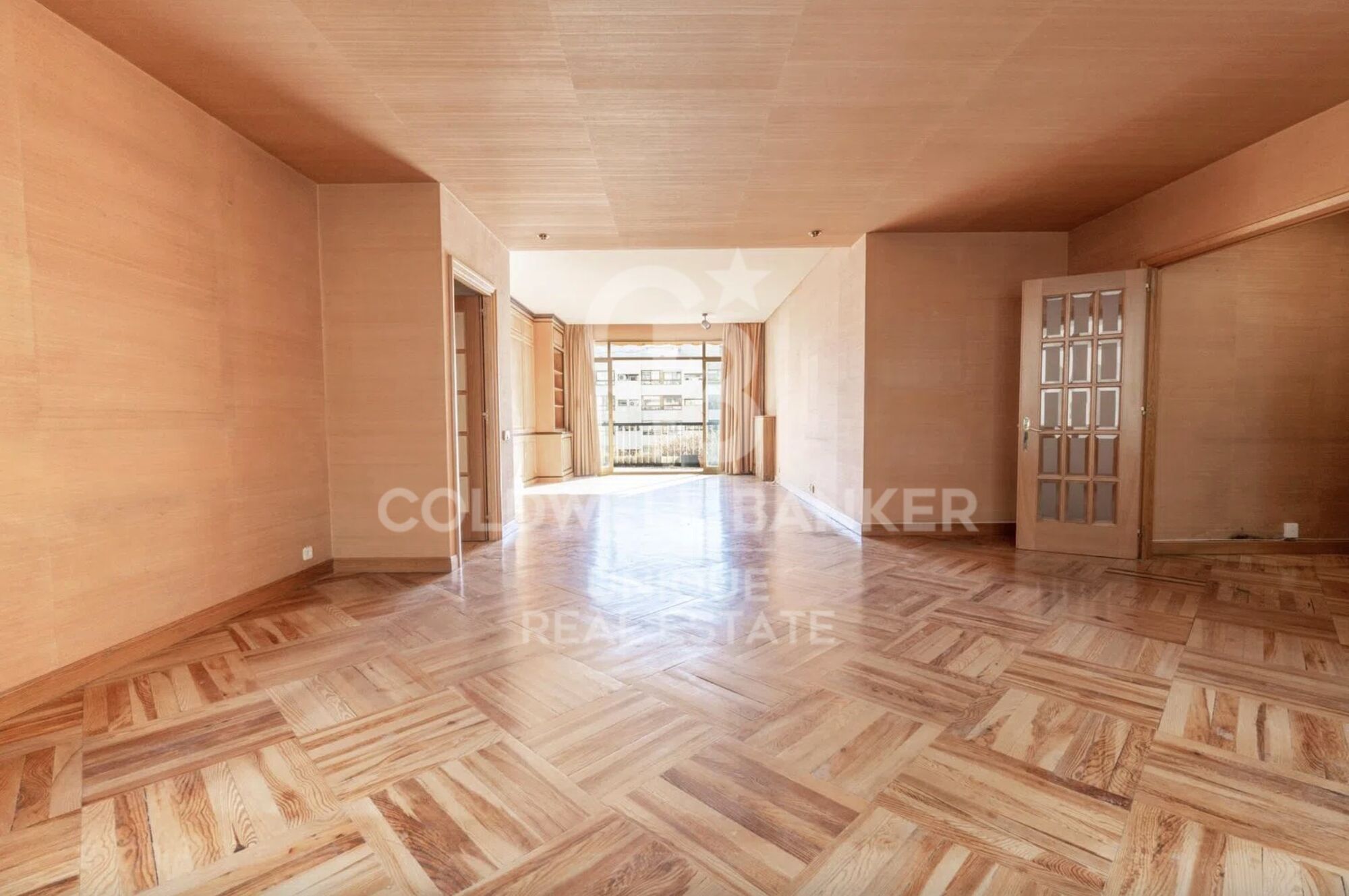 Four-bedroom apartment with terrace for renovation in Almagro, Madrid.
