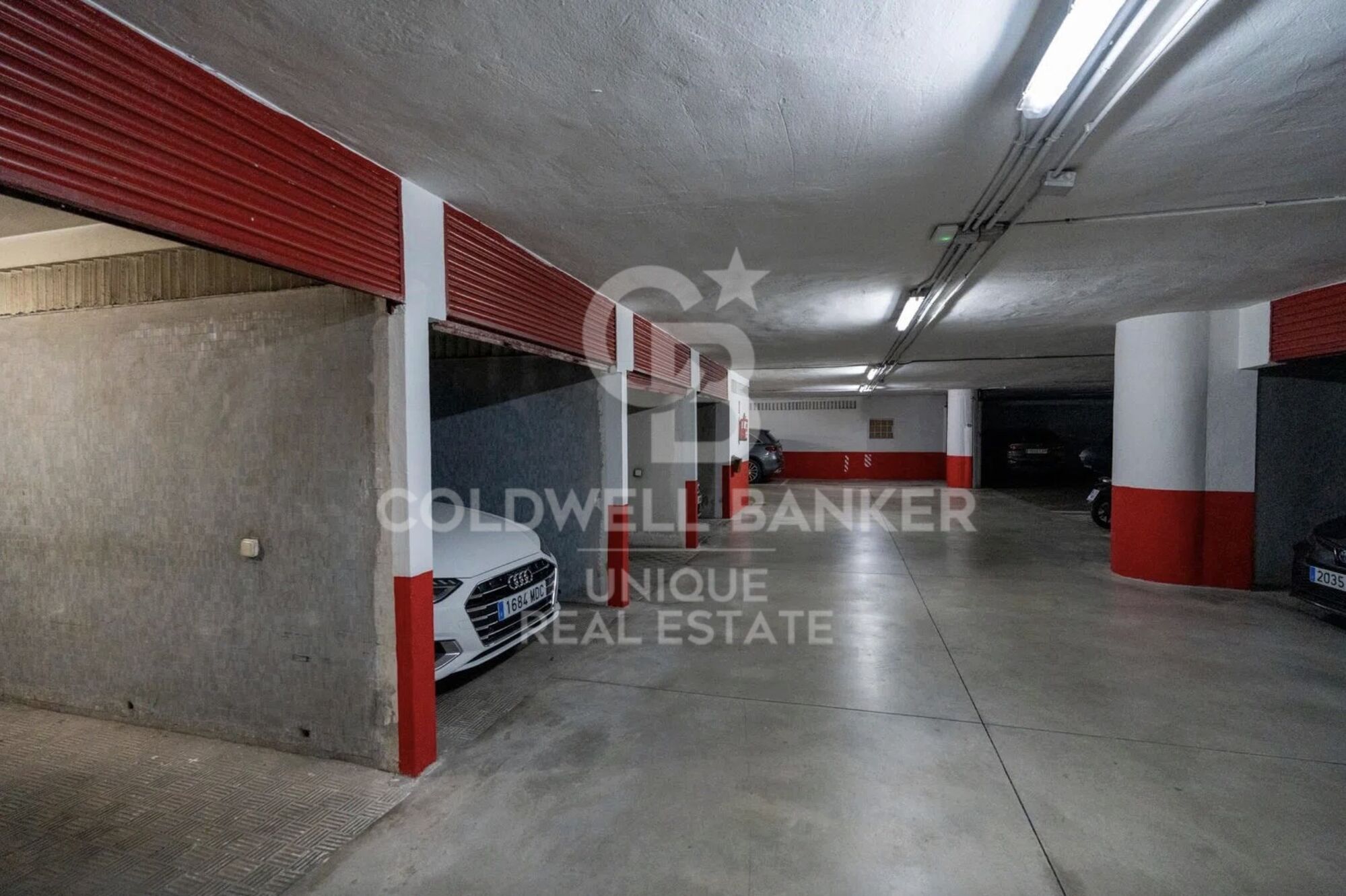 Four-bedroom apartment with terrace for renovation in Almagro, Madrid.
