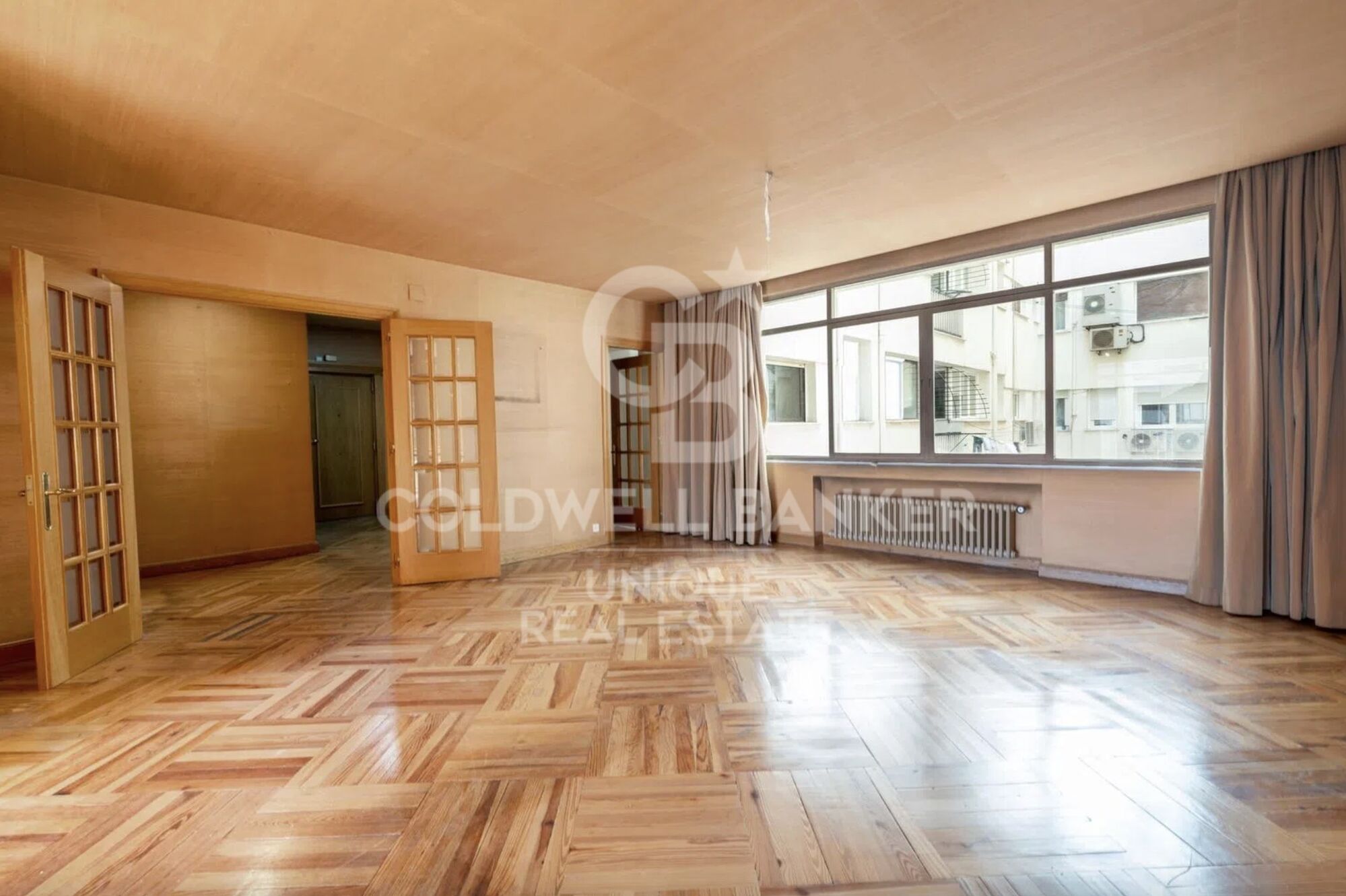 Four-bedroom apartment with terrace for renovation in Almagro, Madrid.